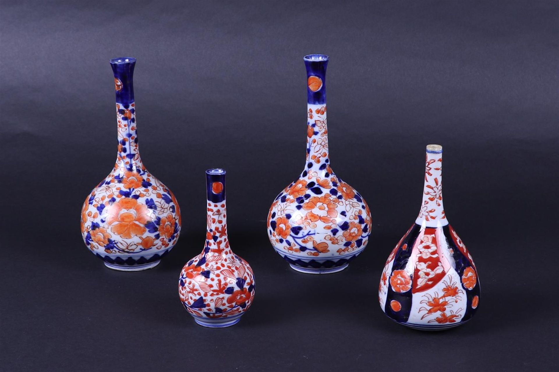 A lot of twelve Imari pipe vases. Japan, 19th century.
 - Image 5 of 6