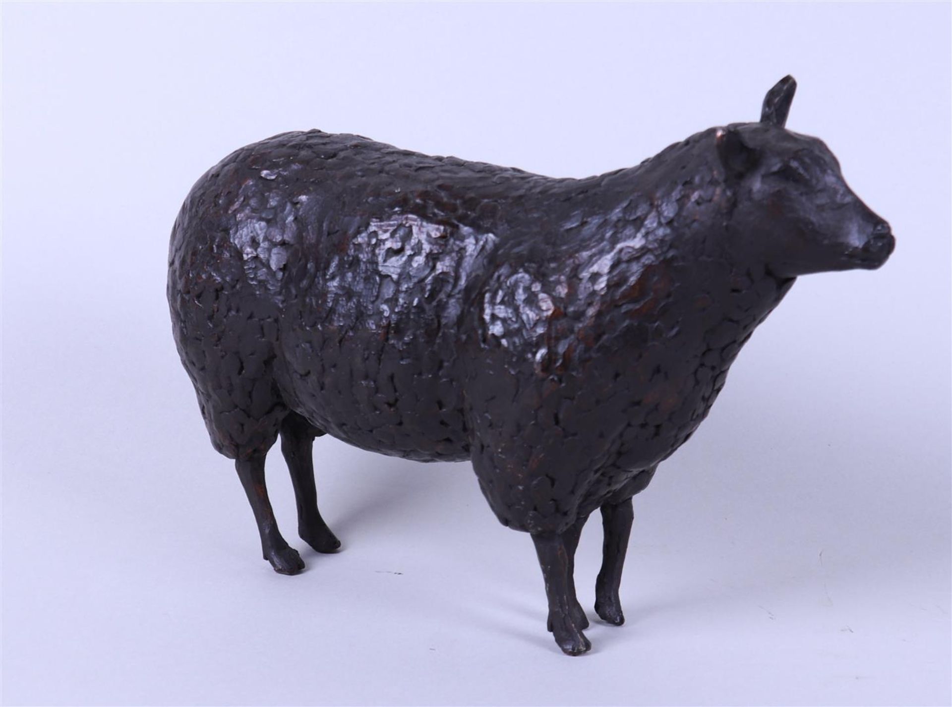 Peter Petersen (Hilversum 1947), Sheep with the five legs, bronze. - Image 2 of 4