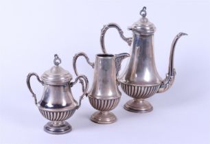 Silver coffee set consisting of a coffee pot and a cream set, marked '800' and 'Apis' (in the foot).