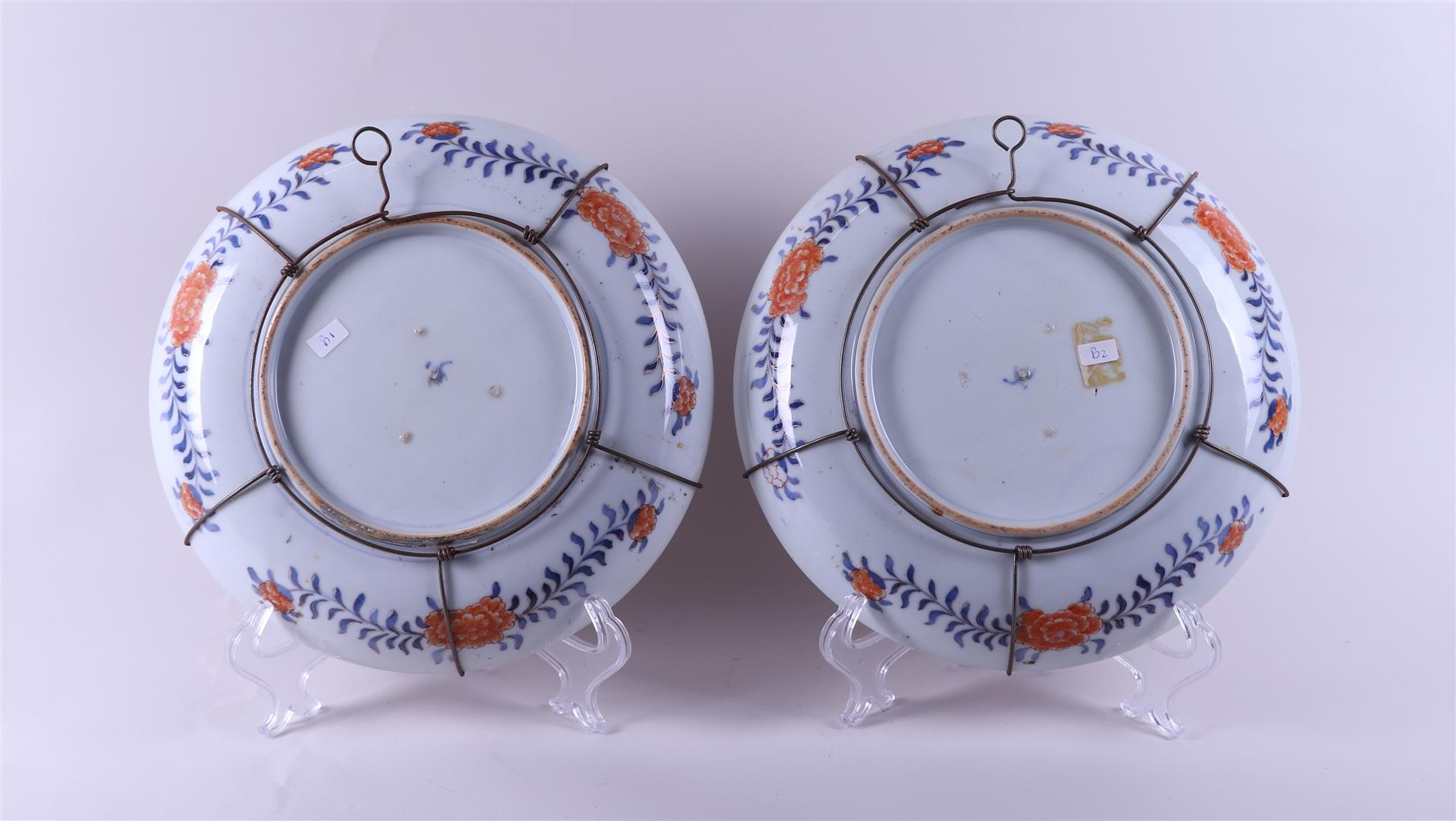 A set of richly decorated Imari wall plates. Japan, 19th century.
 - Image 2 of 2