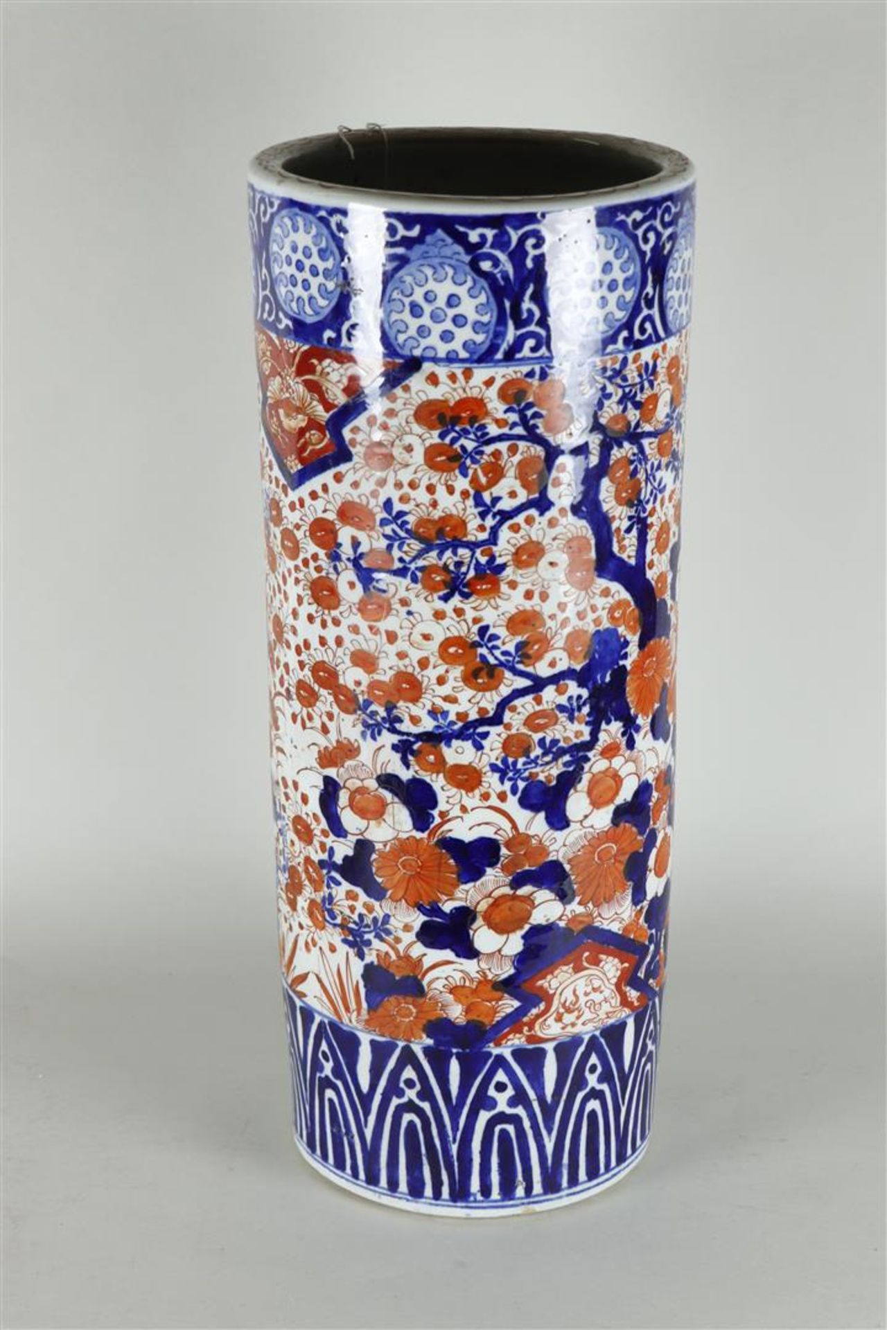 A large Imari umbrella stand with floral decor. Japan, 19th century