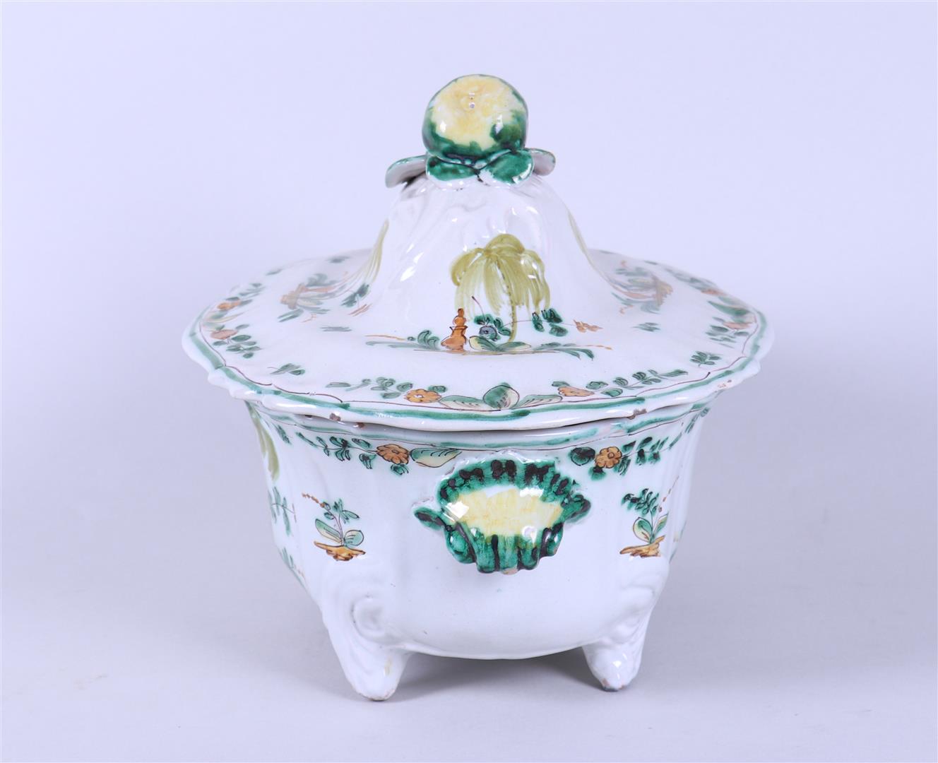 A covered tureen in Italian faience - Image 2 of 6