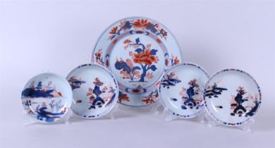 A lot consisting of five Imari plates. China, 18 century.
