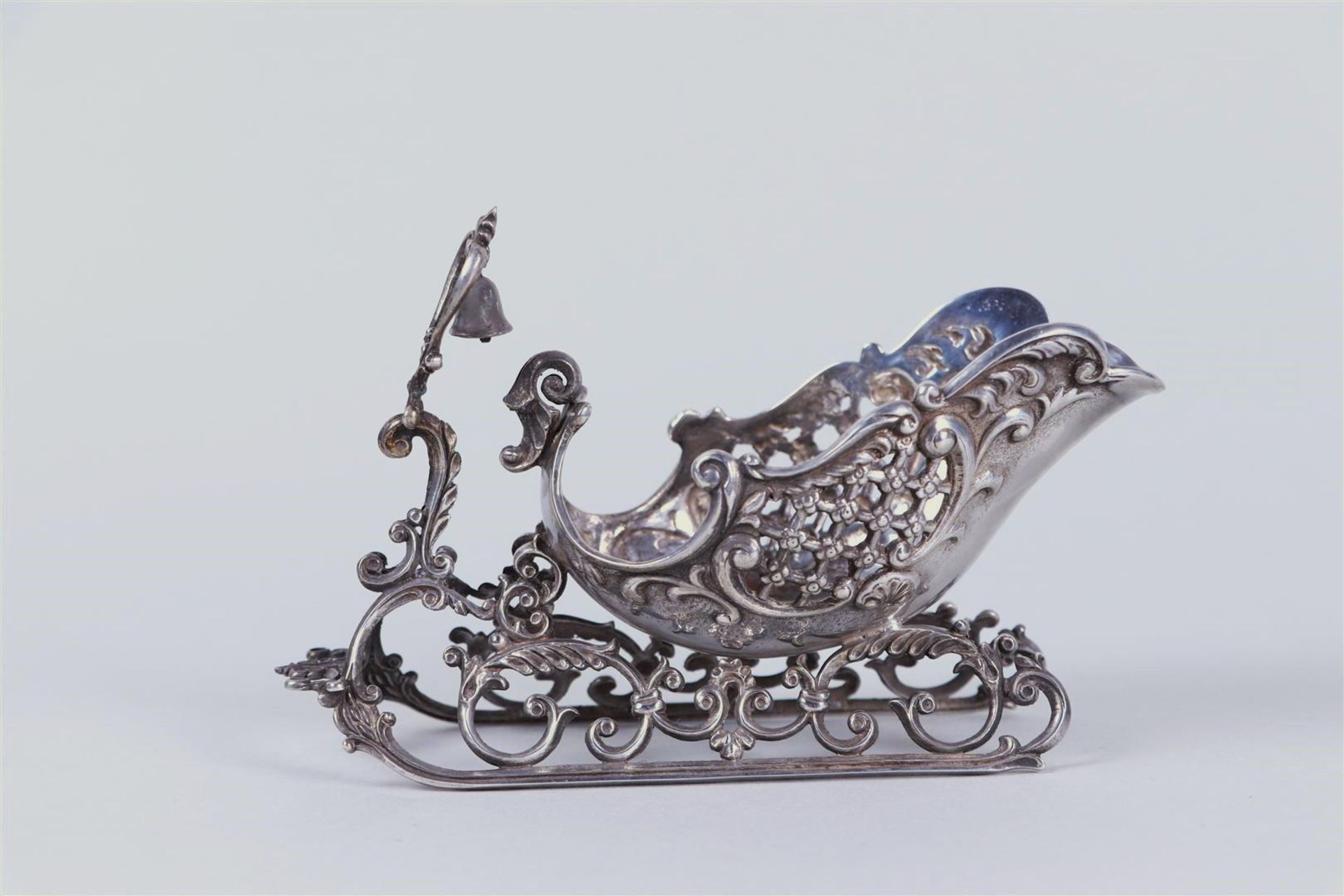 A silver scale model of a sleigh. Marked '835'.  - Image 2 of 3