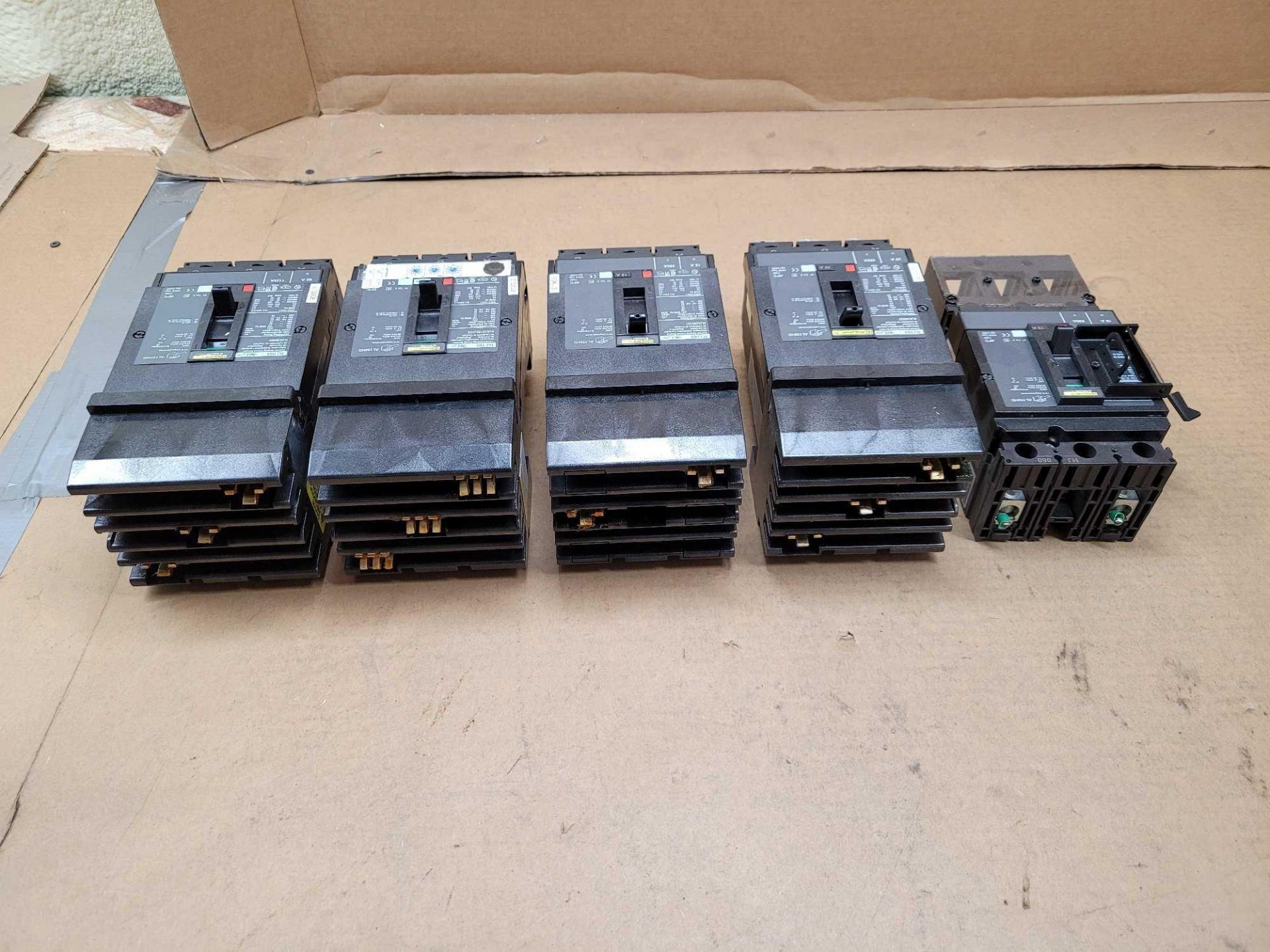 LOT OF 5 SQUARE D CIRCUIT BREAKERS [1] HJA260151 [1] HJA36030 [1] HJA36060 [1] HJA36150U33X [1] HJL2 - Image 3 of 8