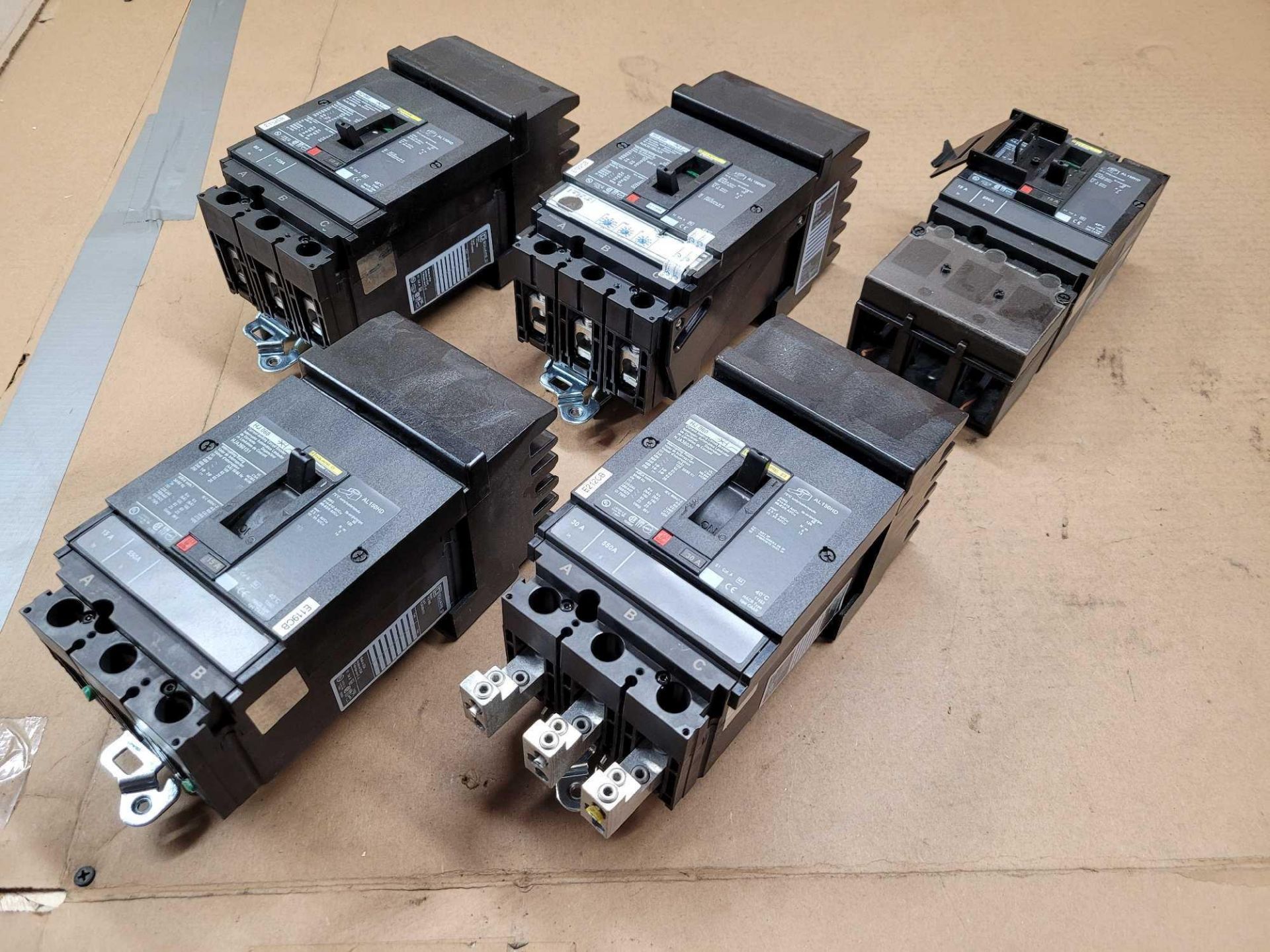 LOT OF 5 SQUARE D CIRCUIT BREAKERS [1] HJA260151 [1] HJA36030 [1] HJA36060 [1] HJA36150U33X [1] HJL2 - Image 2 of 8