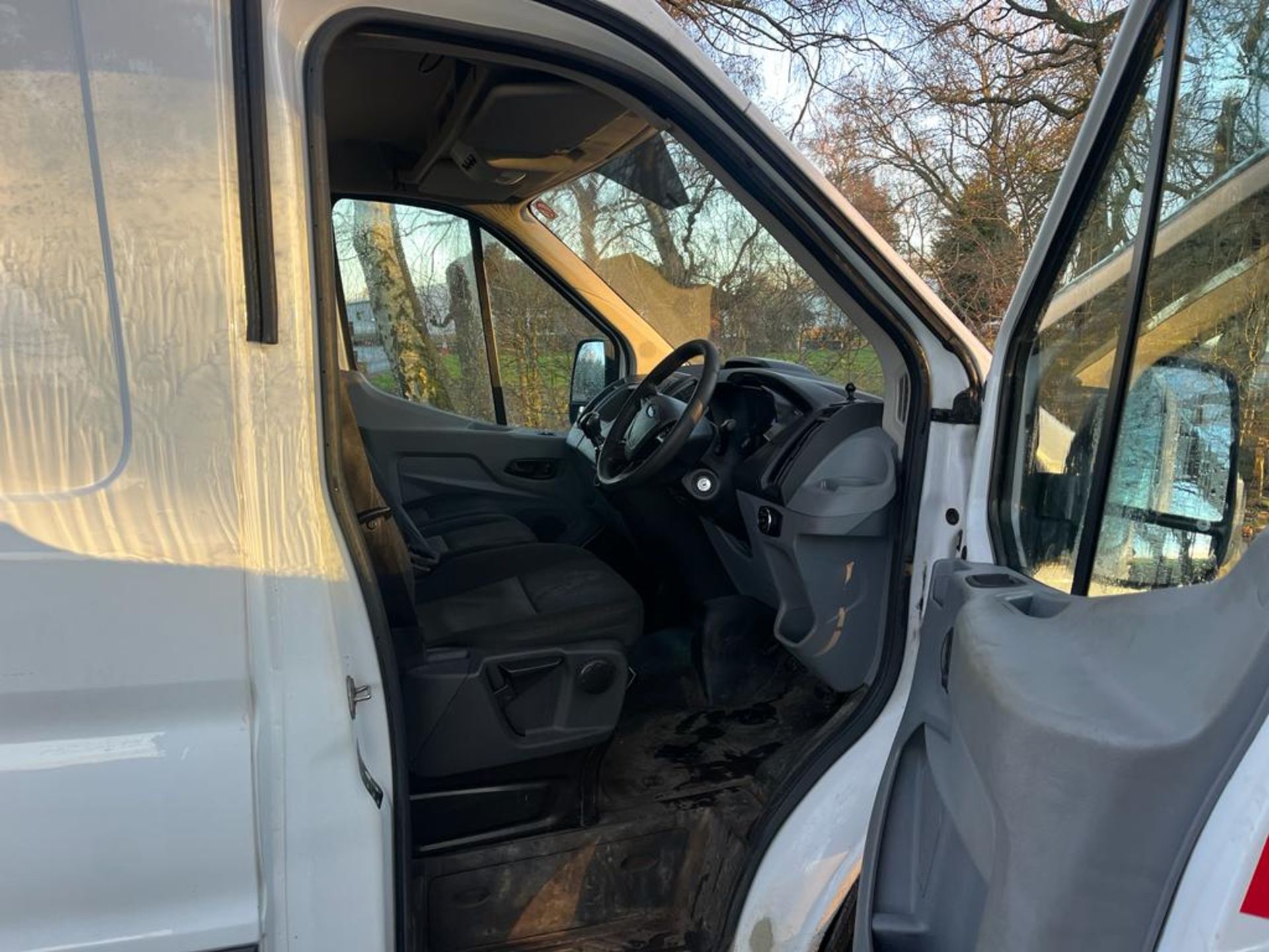 2017/67 FORD TRANSIT 350 WHITE PANEL VAN - 121,000 MILES *PLUS VAT* - Image 5 of 9