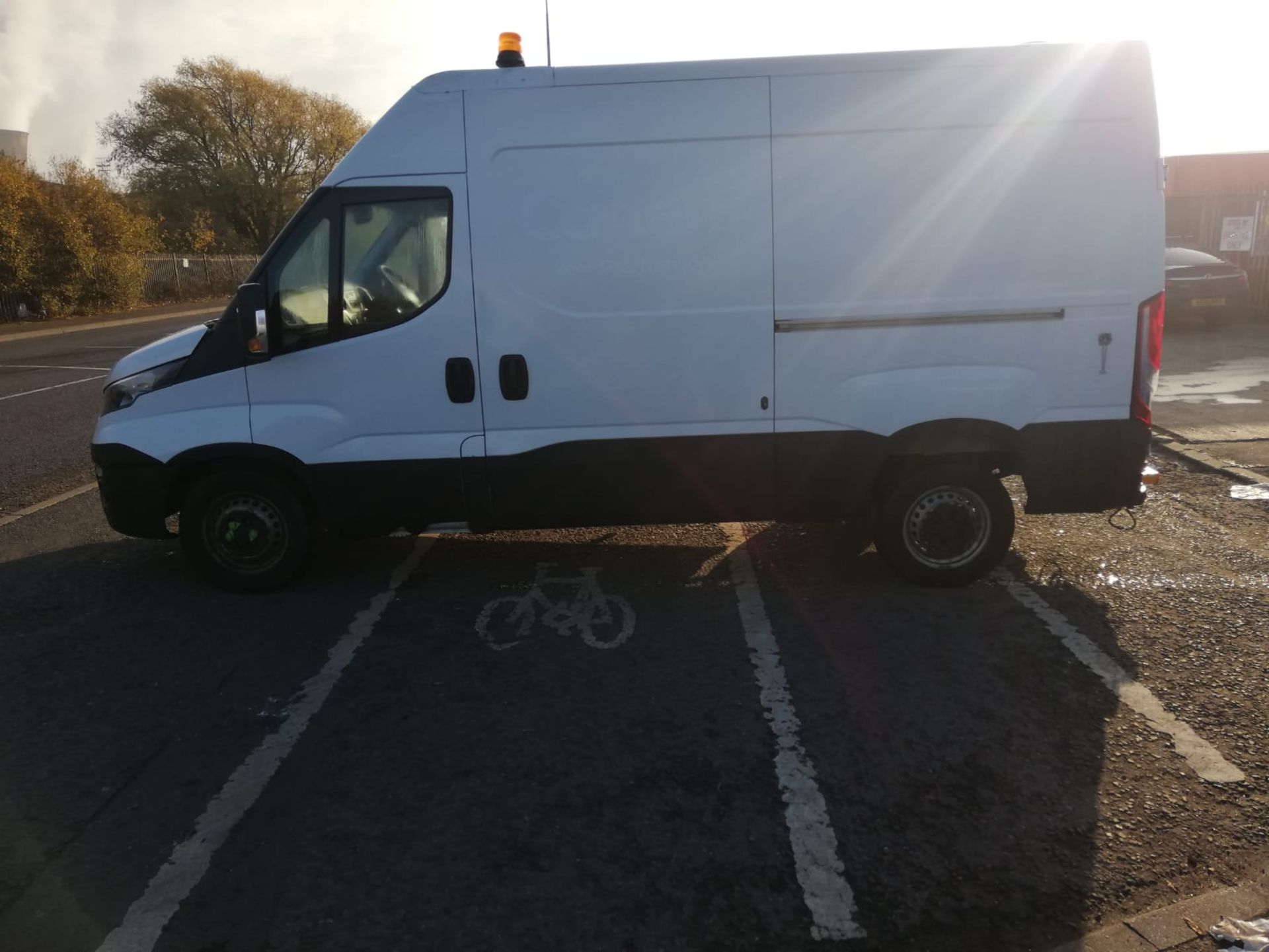 2018/68 REG IVECO DAILY 35S12V 2.3 DIESEL COMPRESSOR WORKSHOP VAN, SHOWING 0 FORMER KEEPERS - Image 4 of 12