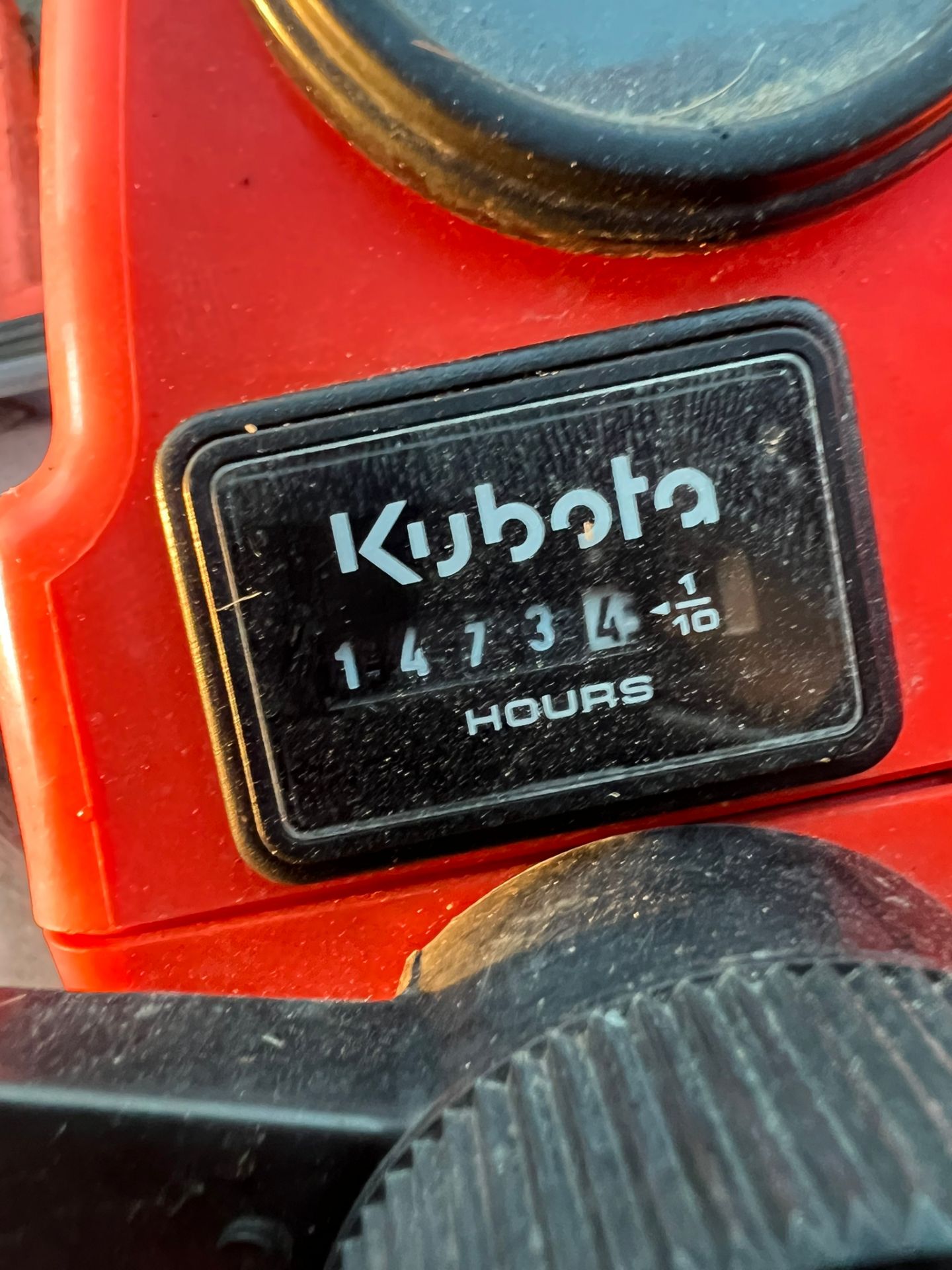 KUBOTA F2880 OUT FRONT RIDE ON LAWN MOWER WITH CAB *PLUS VAT* - Image 10 of 11