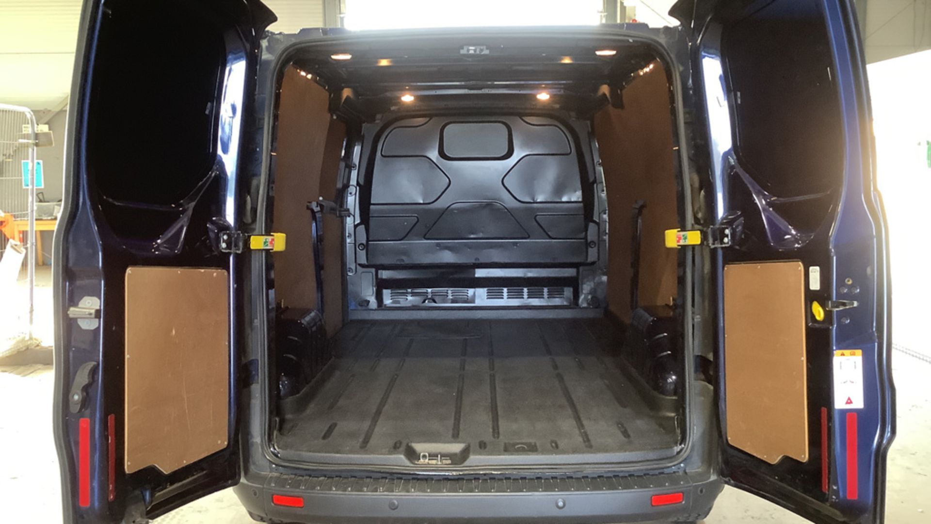 FORD TRANSIT CUSTOM 2.2 TDCI 125 290 LWB TREND L/R Panel Van, 145K MILES *PLUS VAT* - Image 5 of 9