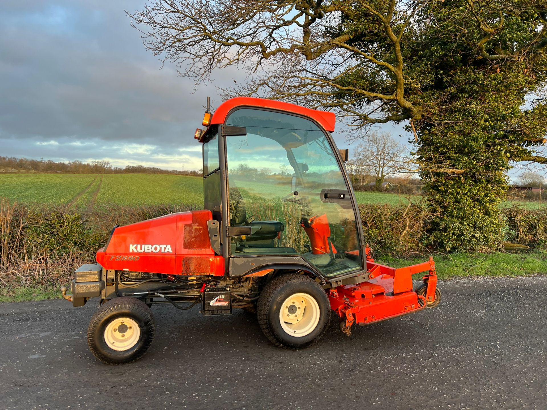 KUBOTA F2880 OUT FRONT RIDE ON LAWN MOWER WITH CAB *PLUS VAT* - Image 7 of 11