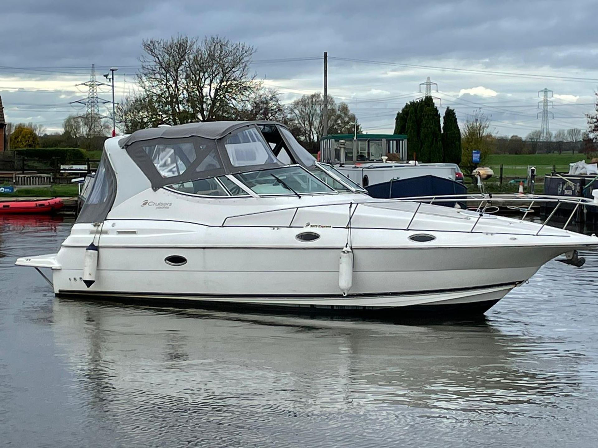 2000 CRUISER YACHTS EXPRESS 3075 *NO VAT* - Image 9 of 35