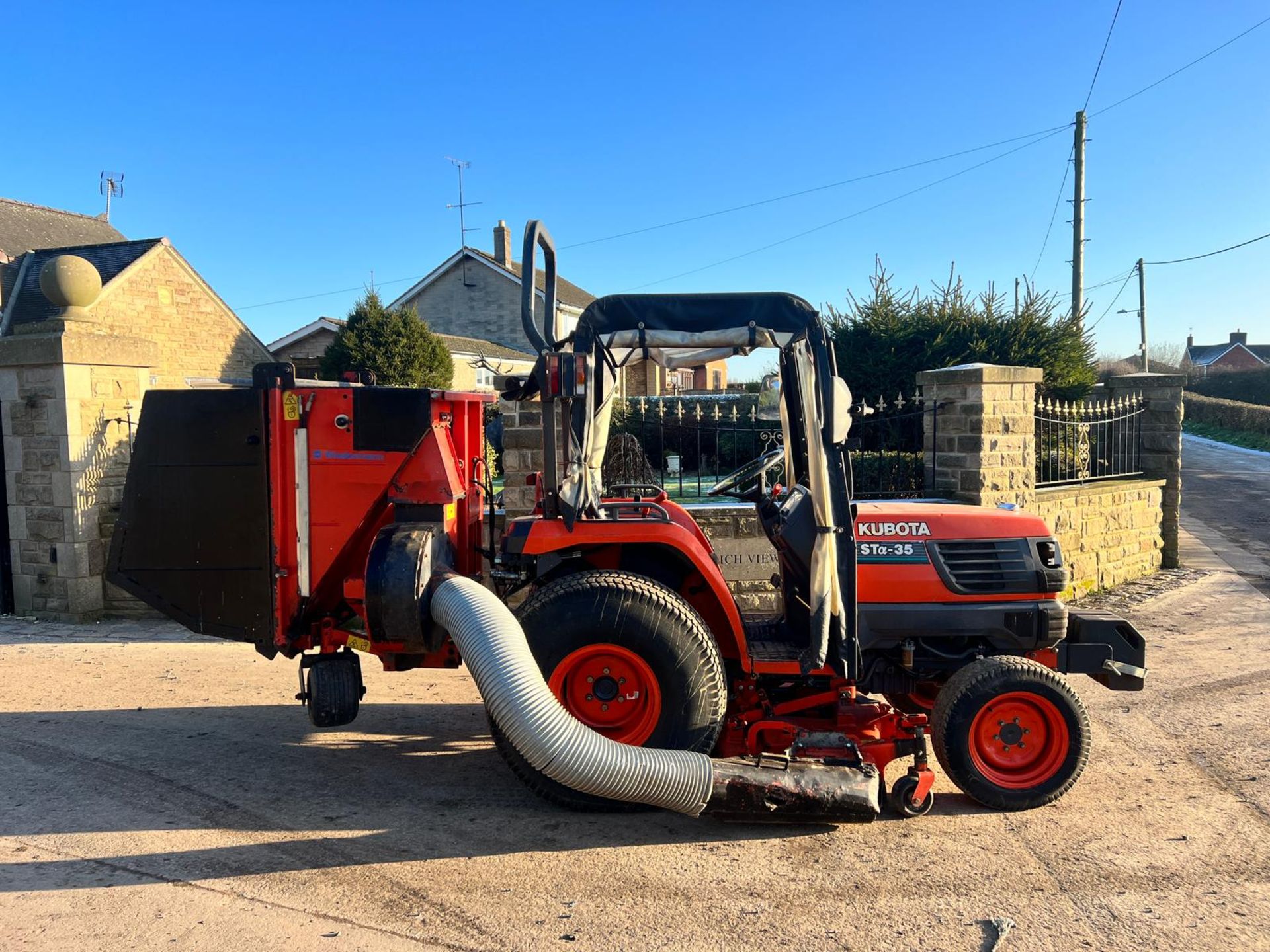 Kubota STA-35 35HP 4WD Compact Tractor With Underslung Deck And Rear Collector *PLUS VAT* - Image 3 of 25