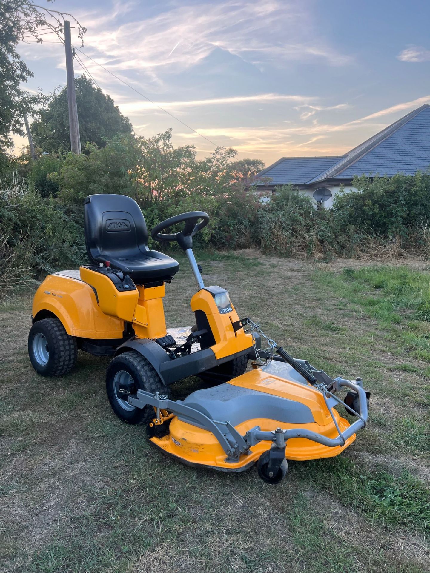 STIGA PARK 720PW RIDE ON LAWN MOWER PLUS VAT - Image 2 of 11