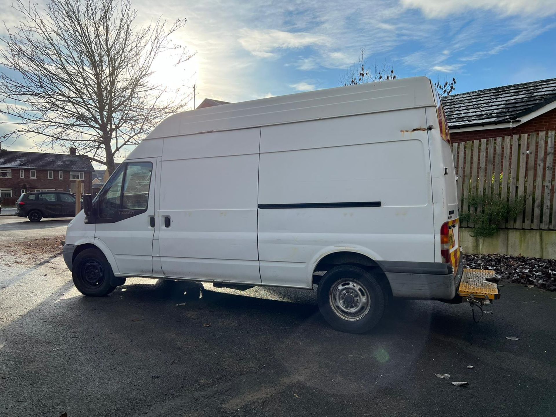 2008/08 REG FORD TRANSIT 115 T350L RWD 2.4 DIESEL PANEL VAN, SHOWING 4 FORMER KEEPERS *PLUS VAT* - Image 4 of 10