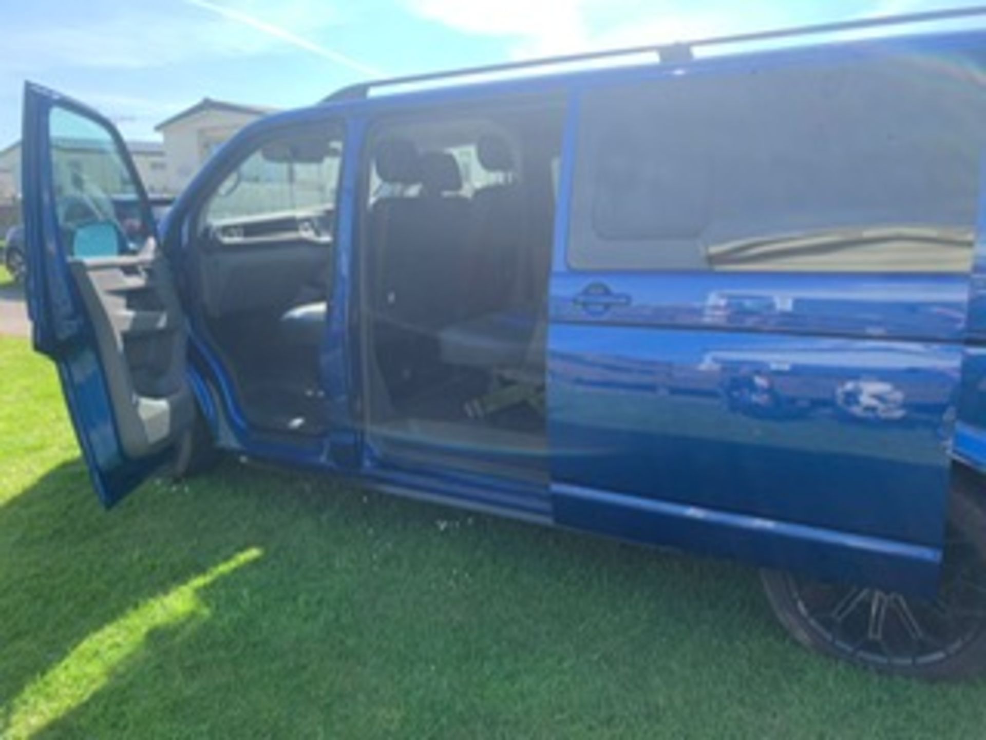 Ravenna Blue Metallic VOLKSWAGEN TRANSPORTER T30 H-LINE TDI S-A DSG, 150, Euro 6 *PLUS VAT* - Image 8 of 13