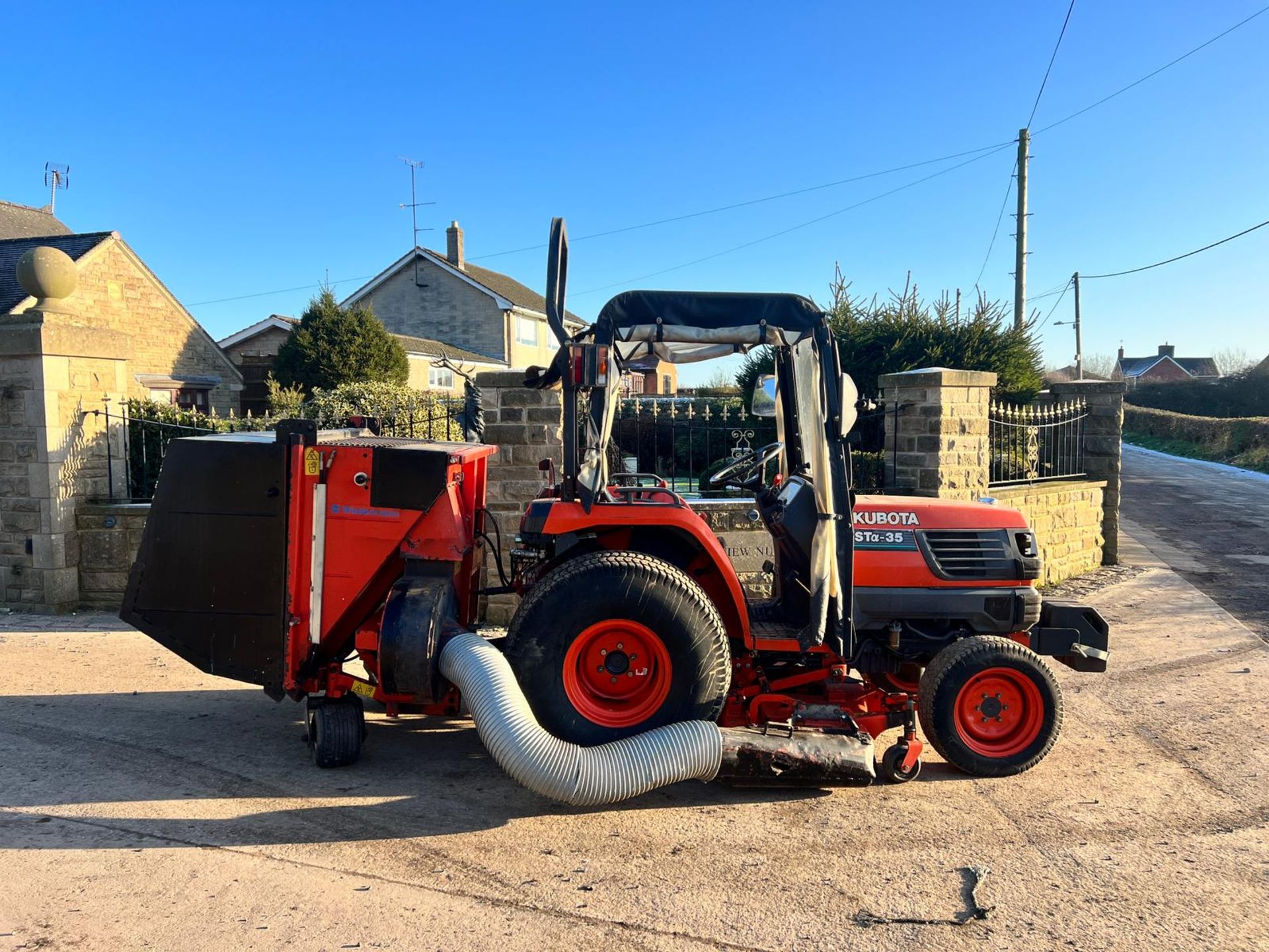 Kubota STA-35 35HP 4WD Compact Tractor With Underslung Deck And Rear Collector *PLUS VAT* - Image 6 of 25