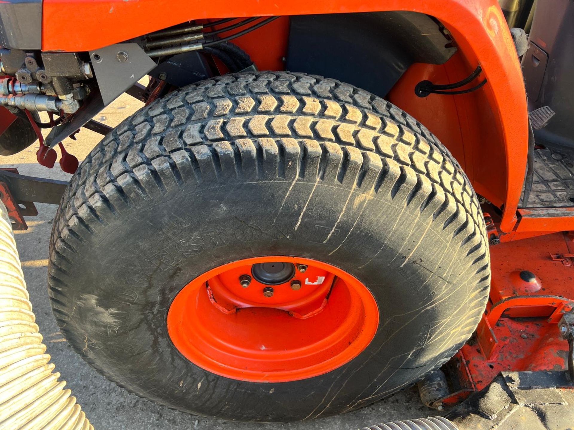 Kubota STA-35 35HP 4WD Compact Tractor With Underslung Deck And Rear Collector *PLUS VAT* - Image 17 of 25