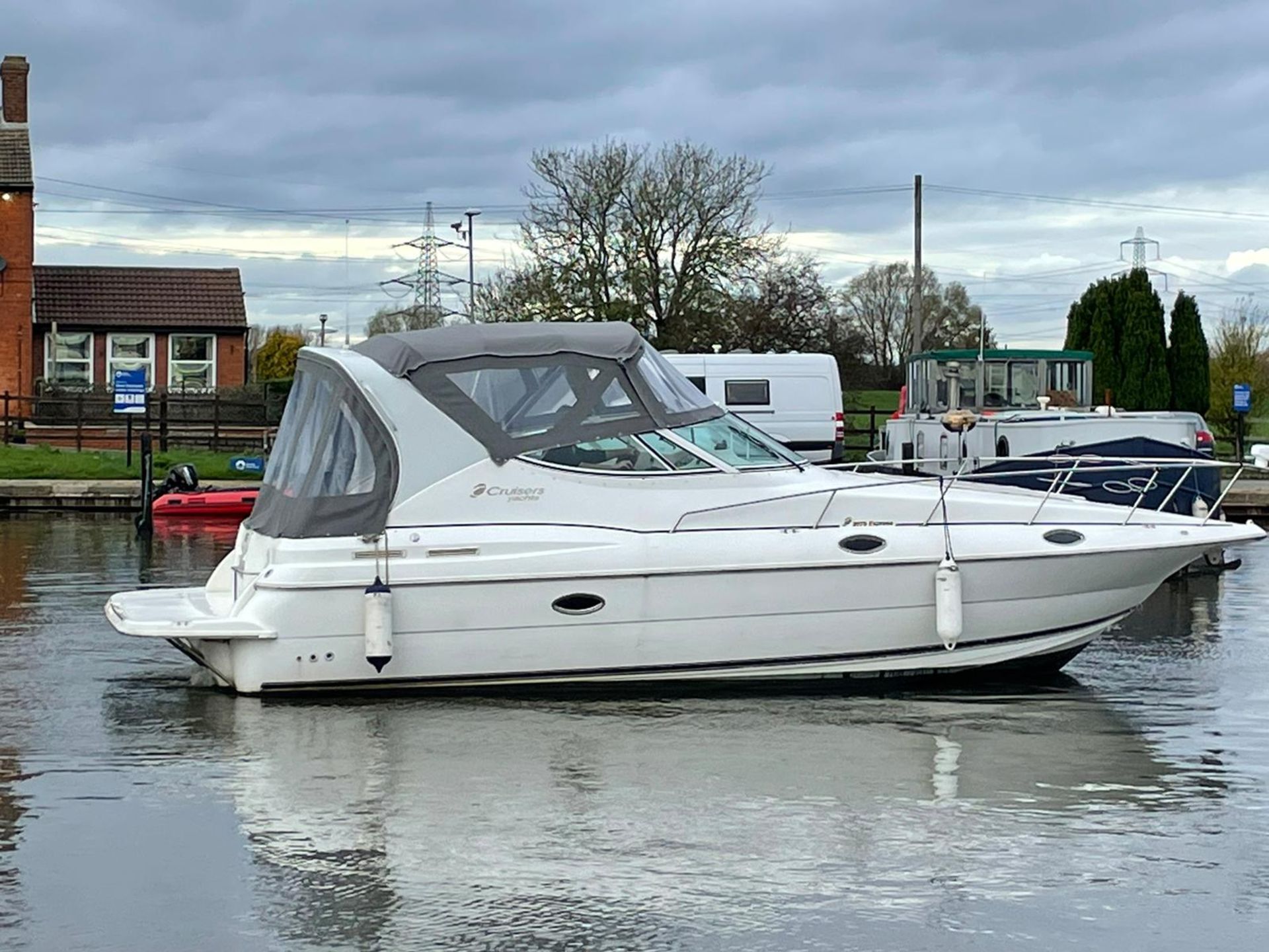 2000 CRUISER YACHTS EXPRESS 3075 *NO VAT* - Image 5 of 35