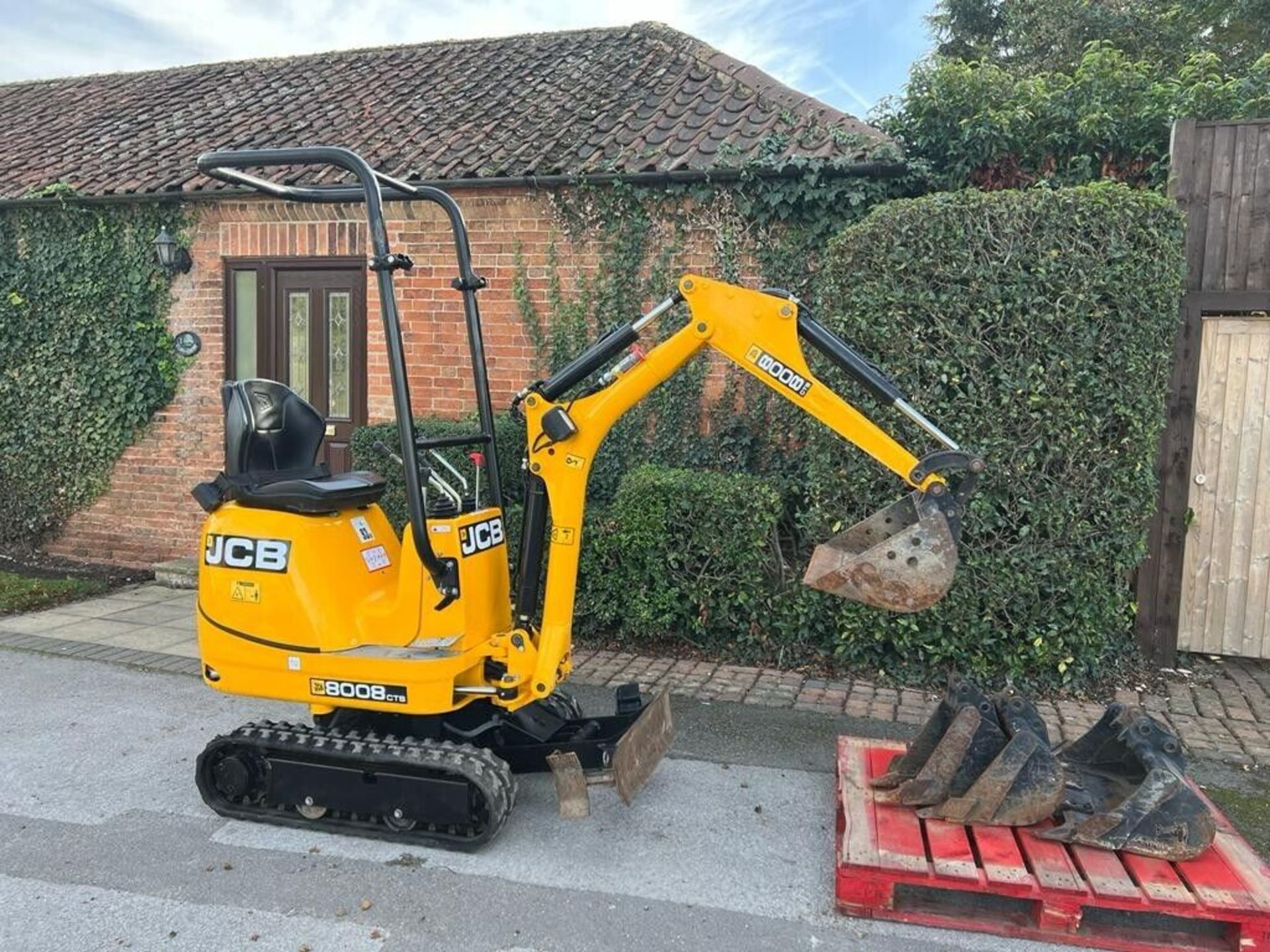 JCB 8008 MICRO DIGGER EXCAVATOR, YEAR 2021, ONLY 147 HOURS C/W 4 BUCKETS *PLUS VAT*