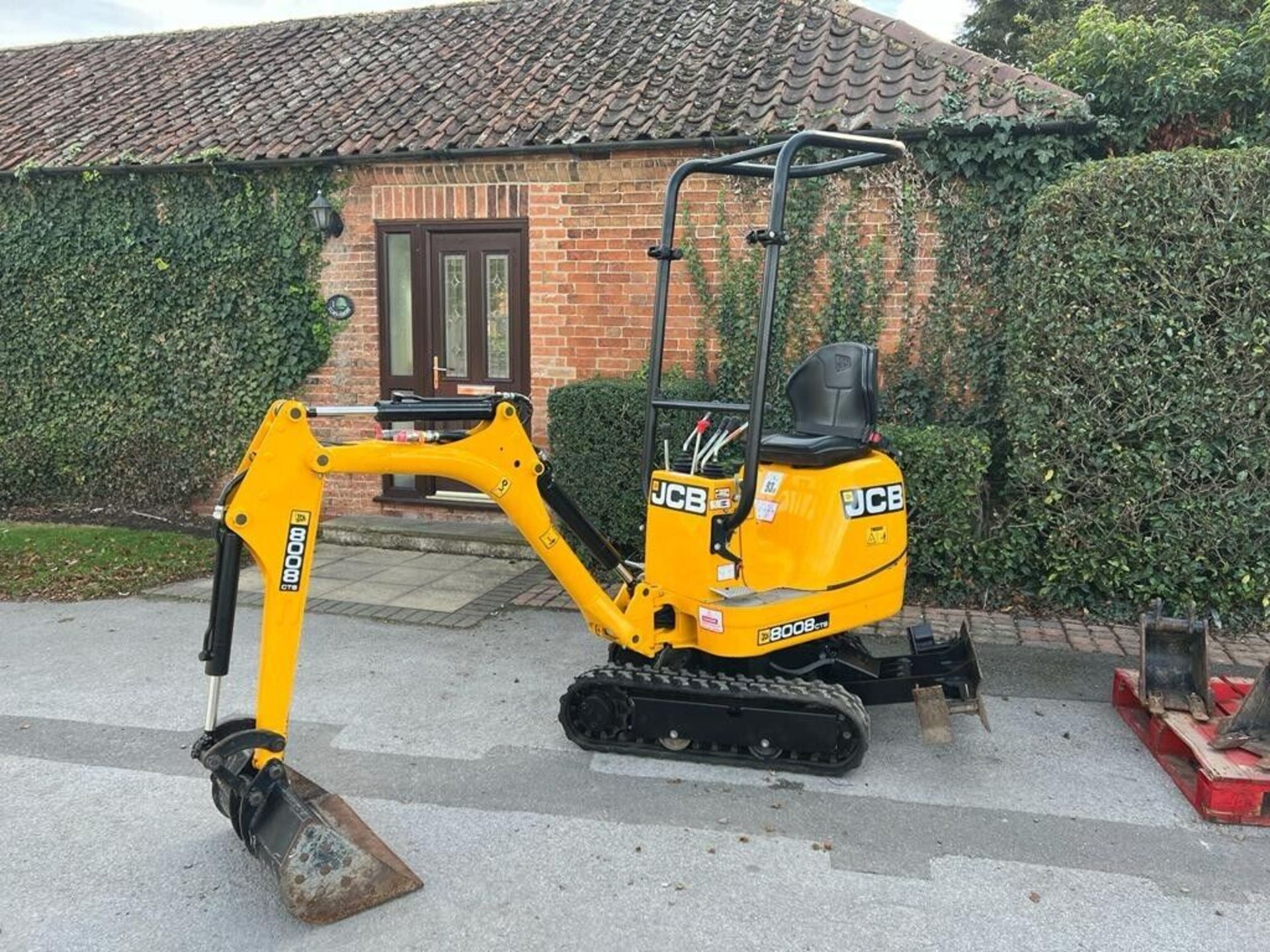 JCB 8008 MICRO DIGGER EXCAVATOR, YEAR 2021, ONLY 147 HOURS C/W 4 BUCKETS *PLUS VAT* - Image 2 of 12