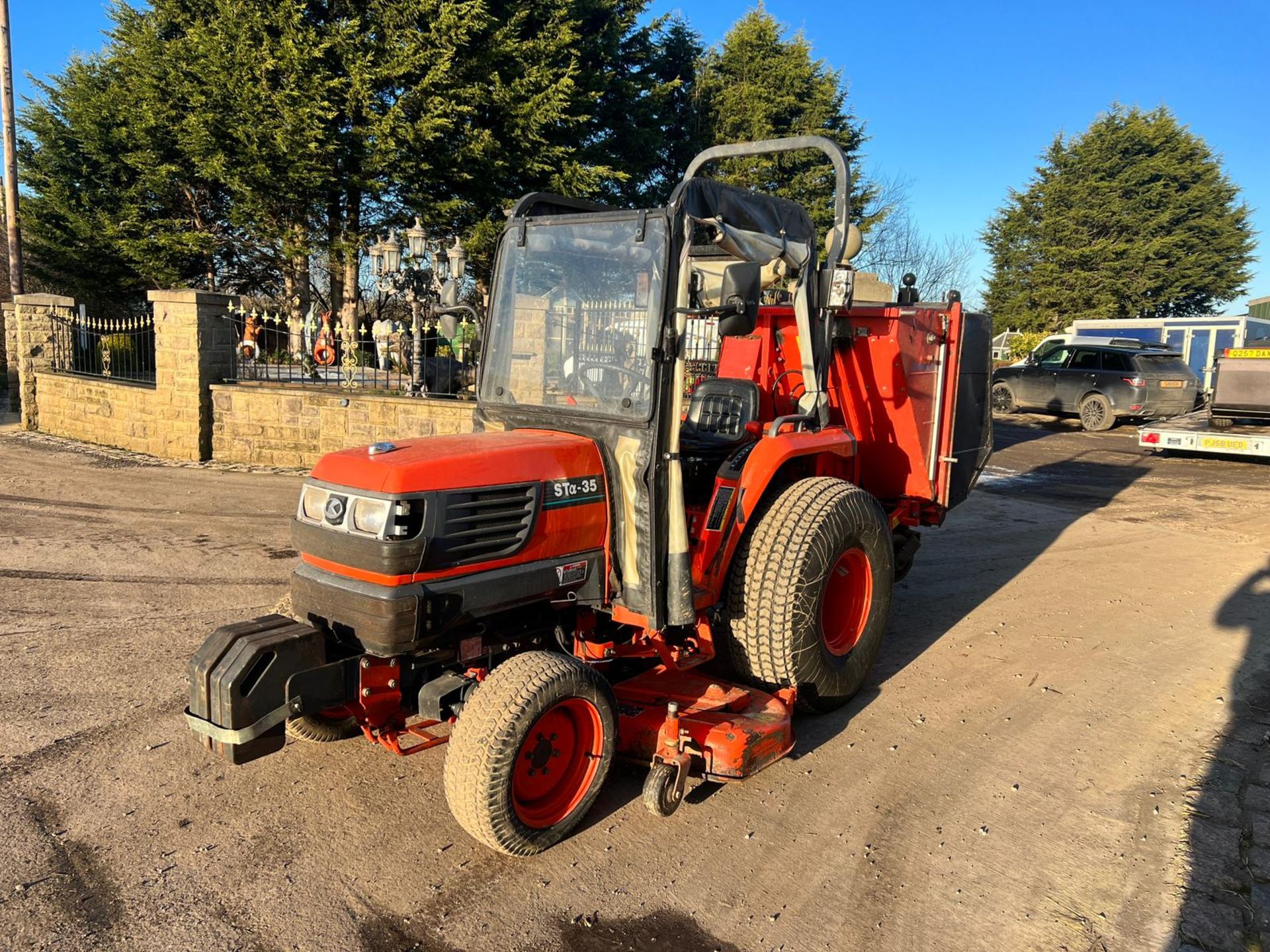 Kubota STA-35 35HP 4WD Compact Tractor With Underslung Deck And Rear Collector *PLUS VAT* - Image 2 of 25