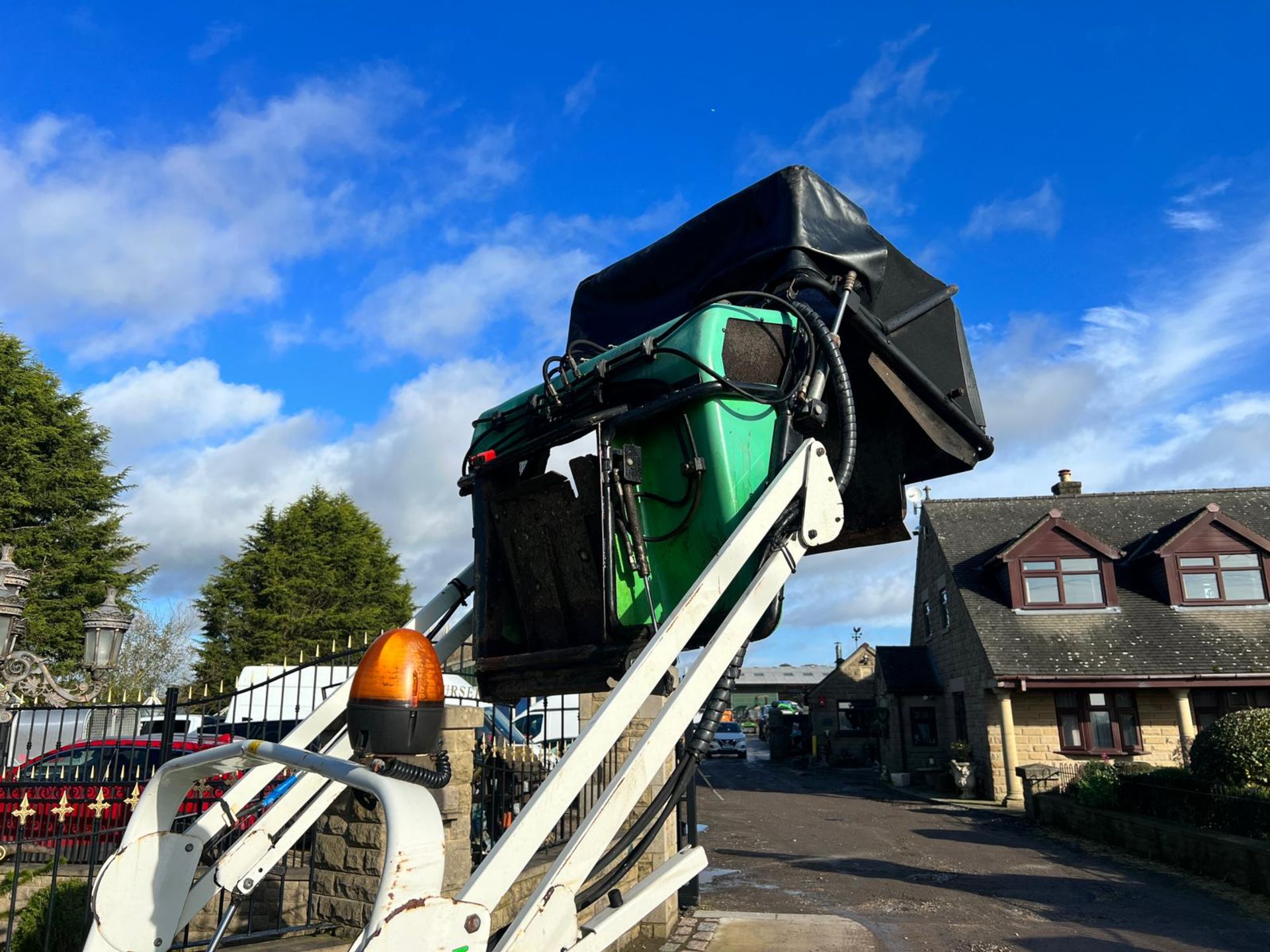 Etesia Hydro 124D High Tip Diesel Ride On Mower *PLUS VAT* - Image 11 of 14