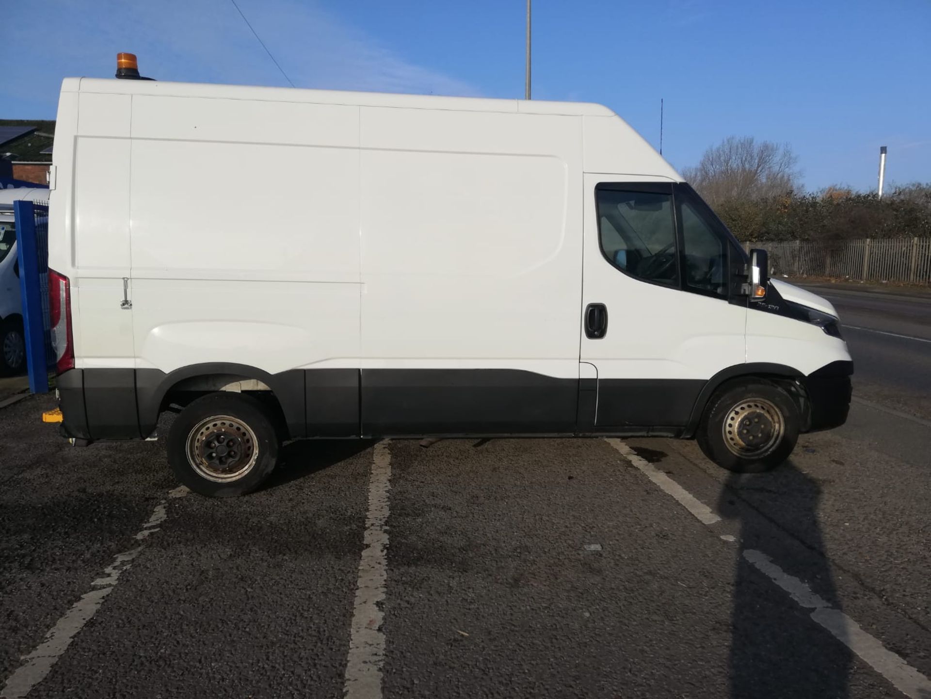 2018/68 REG IVECO DAILY 35S12V 2.3 DIESEL COMPRESSOR WORKSHOP VAN, SHOWING 0 FORMER KEEPERS - Image 8 of 12