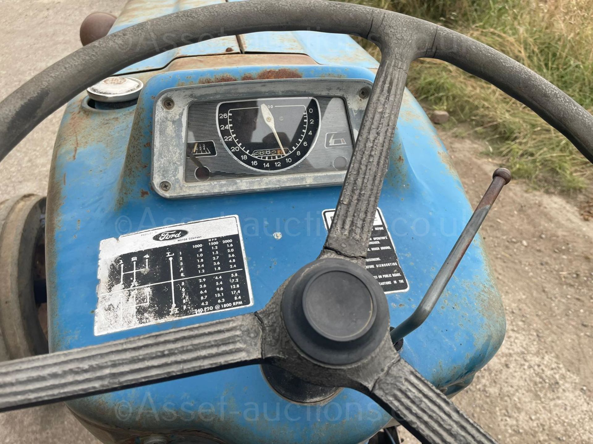 FORD 3000 PETROL VINTAGE TRACTOR, RUNS AND DRIVES, SHOWING 2882 HOURS, ALL GEARS WORK *PLUS VAT* - Image 6 of 7