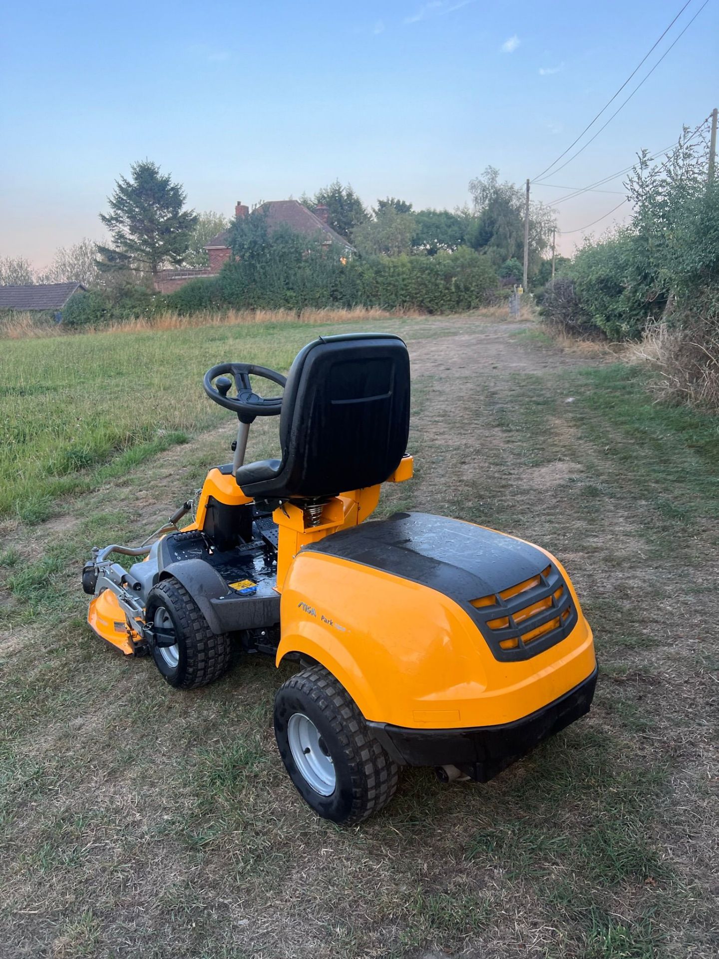 STIGA PARK 720PW RIDE ON LAWN MOWER PLUS VAT - Image 4 of 11