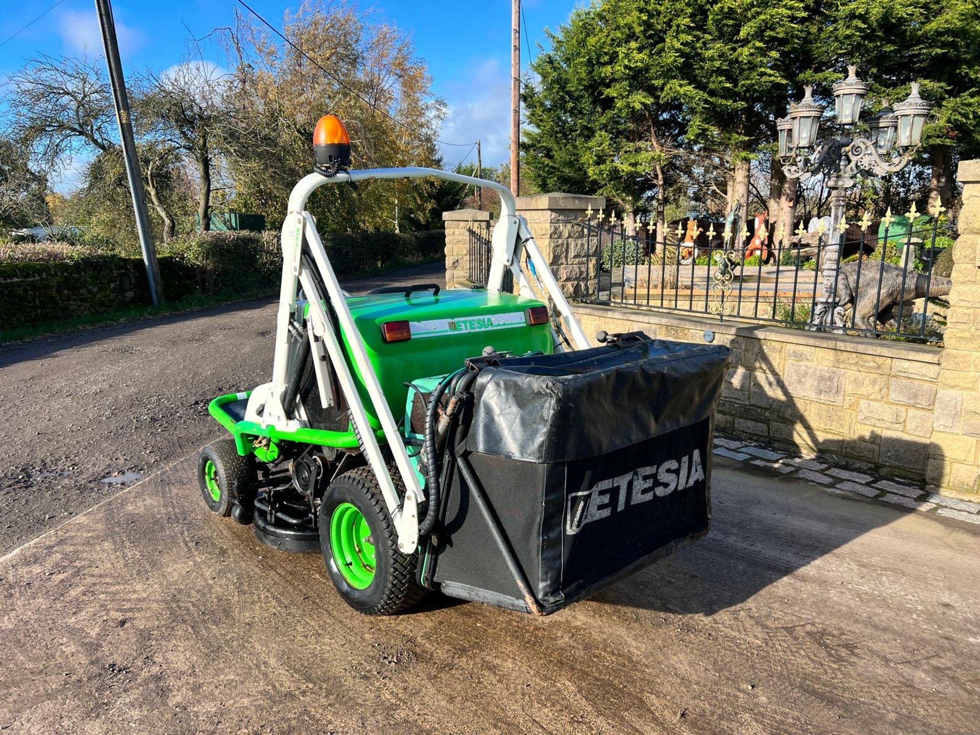 Etesia Hydro 124D High Tip Diesel Ride On Mower *PLUS VAT* - Image 4 of 14