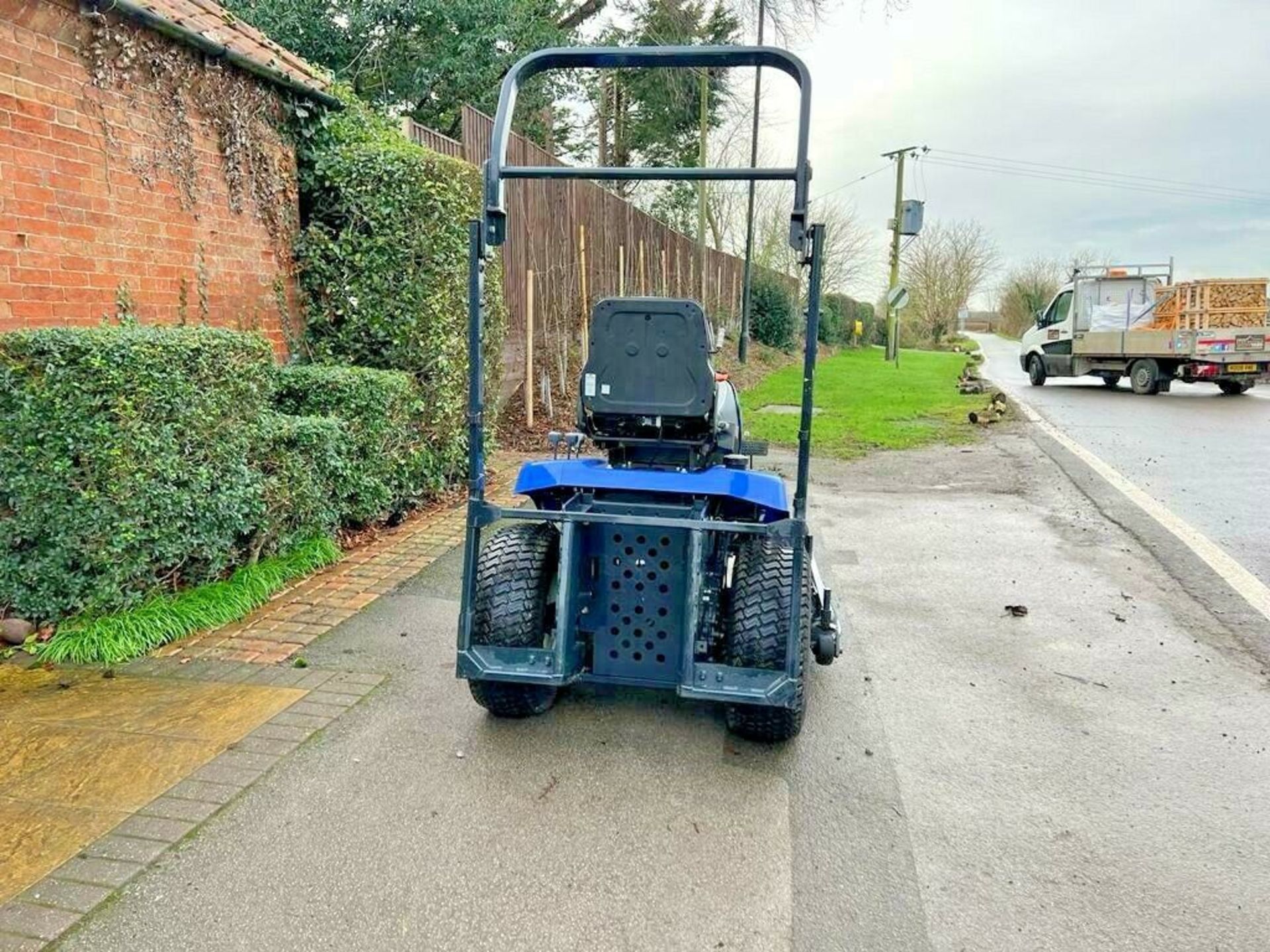 ISEKI 326 RIDE ON MOWER C/W 54" MULCHING DECK, HYDRO DRIVE, 3 CYLINDER DIESEL *PLUS VAT* - Image 6 of 6