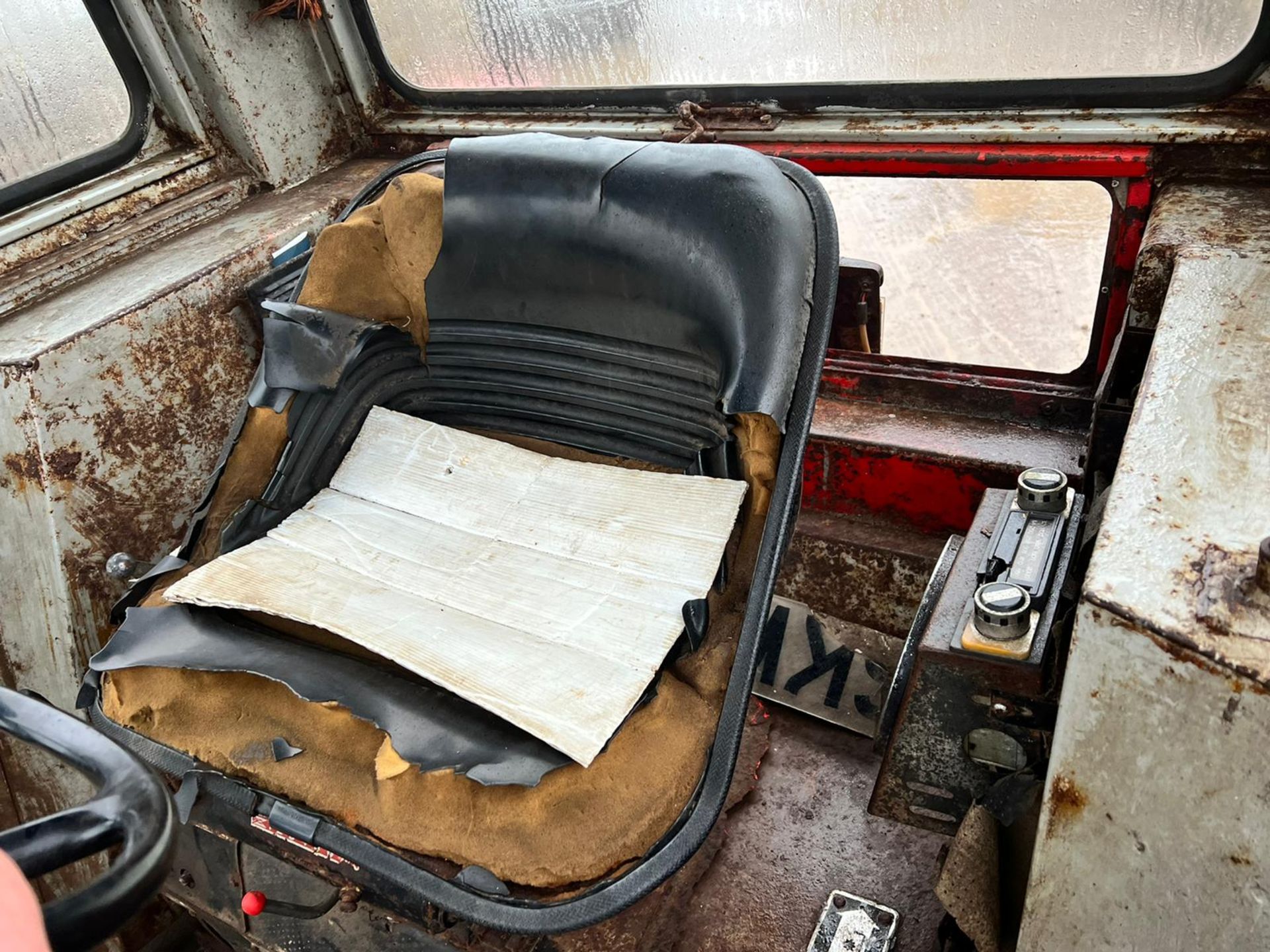 MASSEY FERGUSON 590 75hp TRACTOR, RUNS AND DRIVES, ROAD REGISTERED, CABBED, 2 SPOOLS - Image 7 of 13