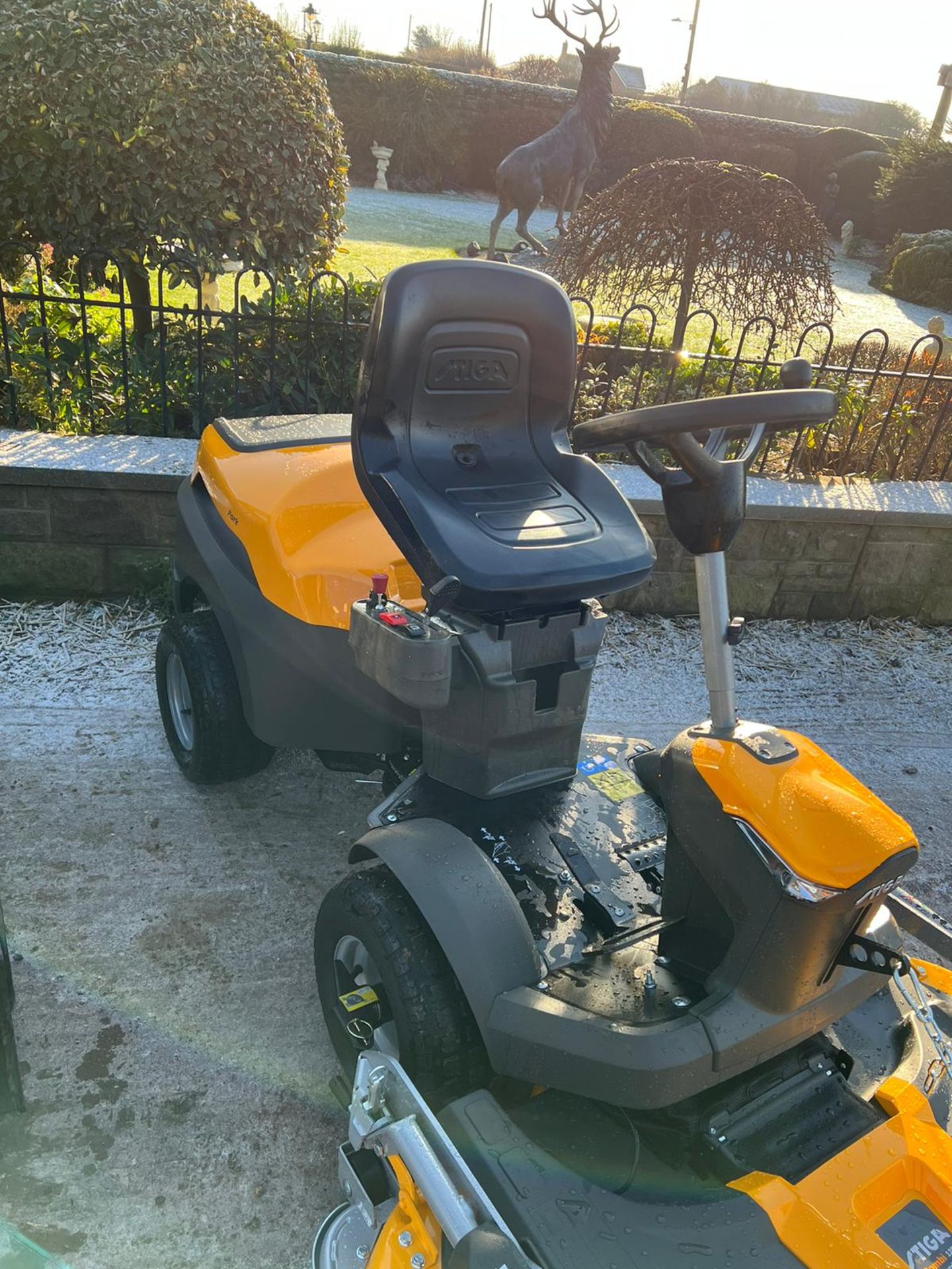 NEW/UNUSED 2022 STIGA PARK 500WX 4 WHEEL DRIVE RIDE ON LAWN MOWER *PLUS VAT* - Image 4 of 11