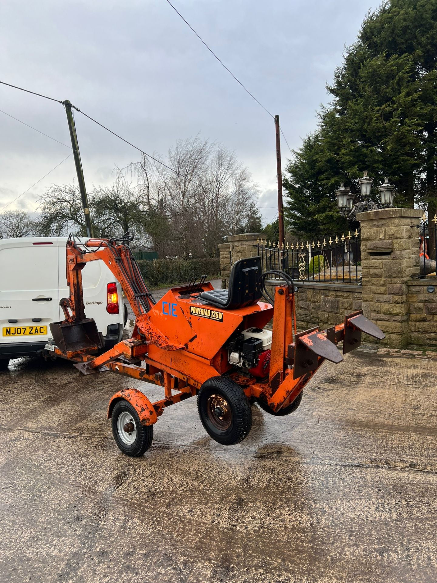 POWERFAB 125 MINI DIGGER WITH TRAILER *PLUS VAT* - Image 4 of 12