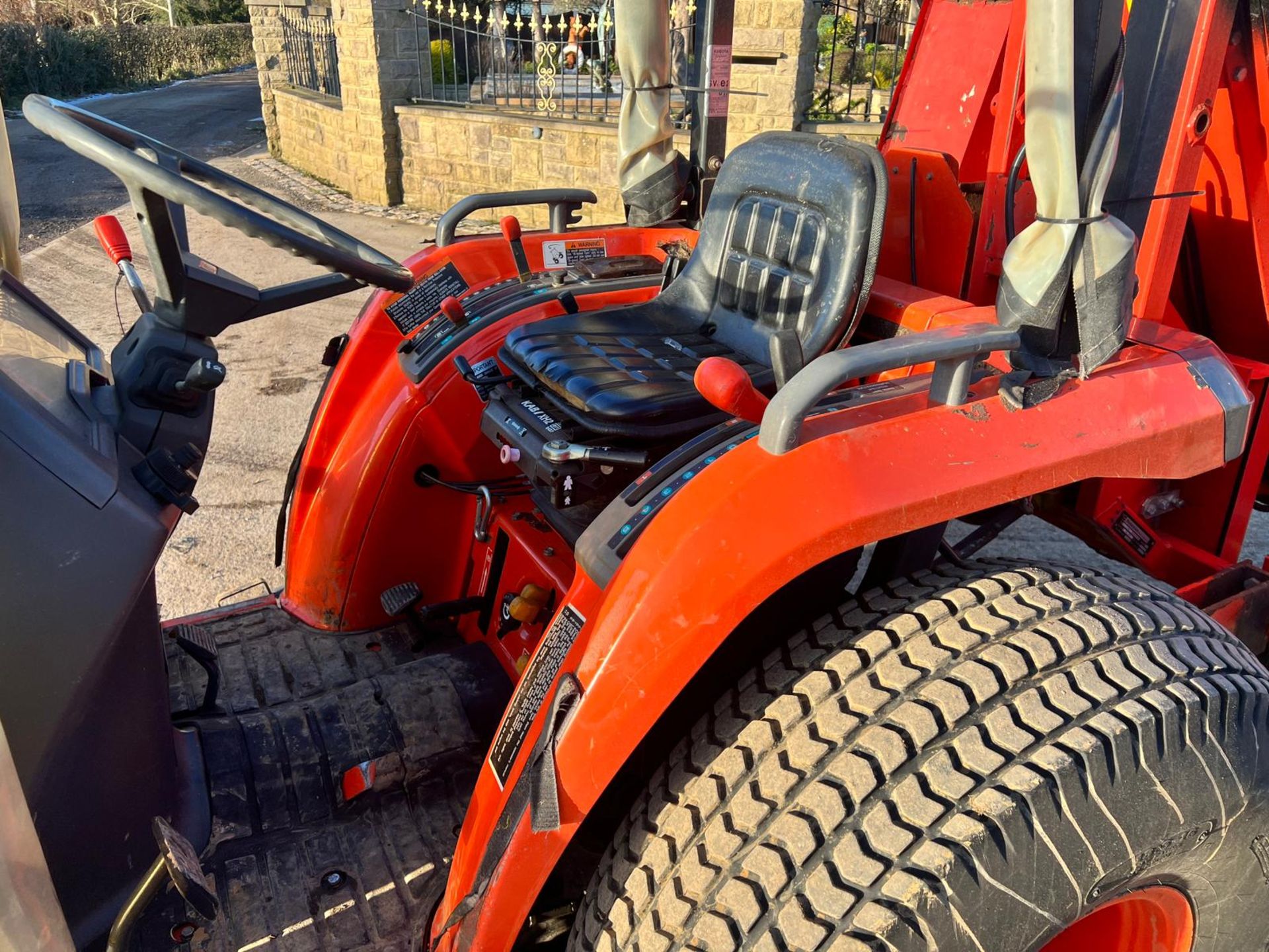 Kubota STA-35 35HP 4WD Compact Tractor With Underslung Deck And Rear Collector *PLUS VAT* - Image 12 of 25