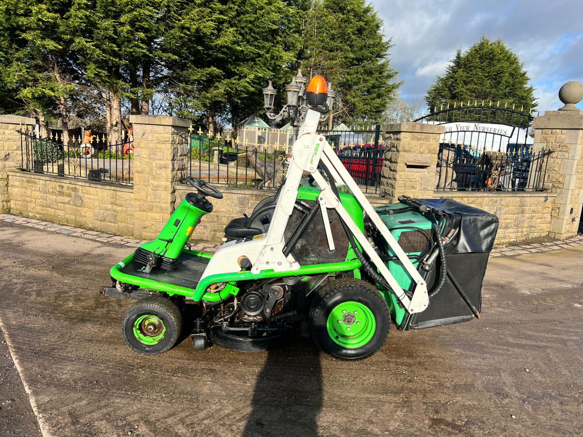 Etesia Hydro 124D High Tip Diesel Ride On Mower *PLUS VAT* - Image 3 of 14