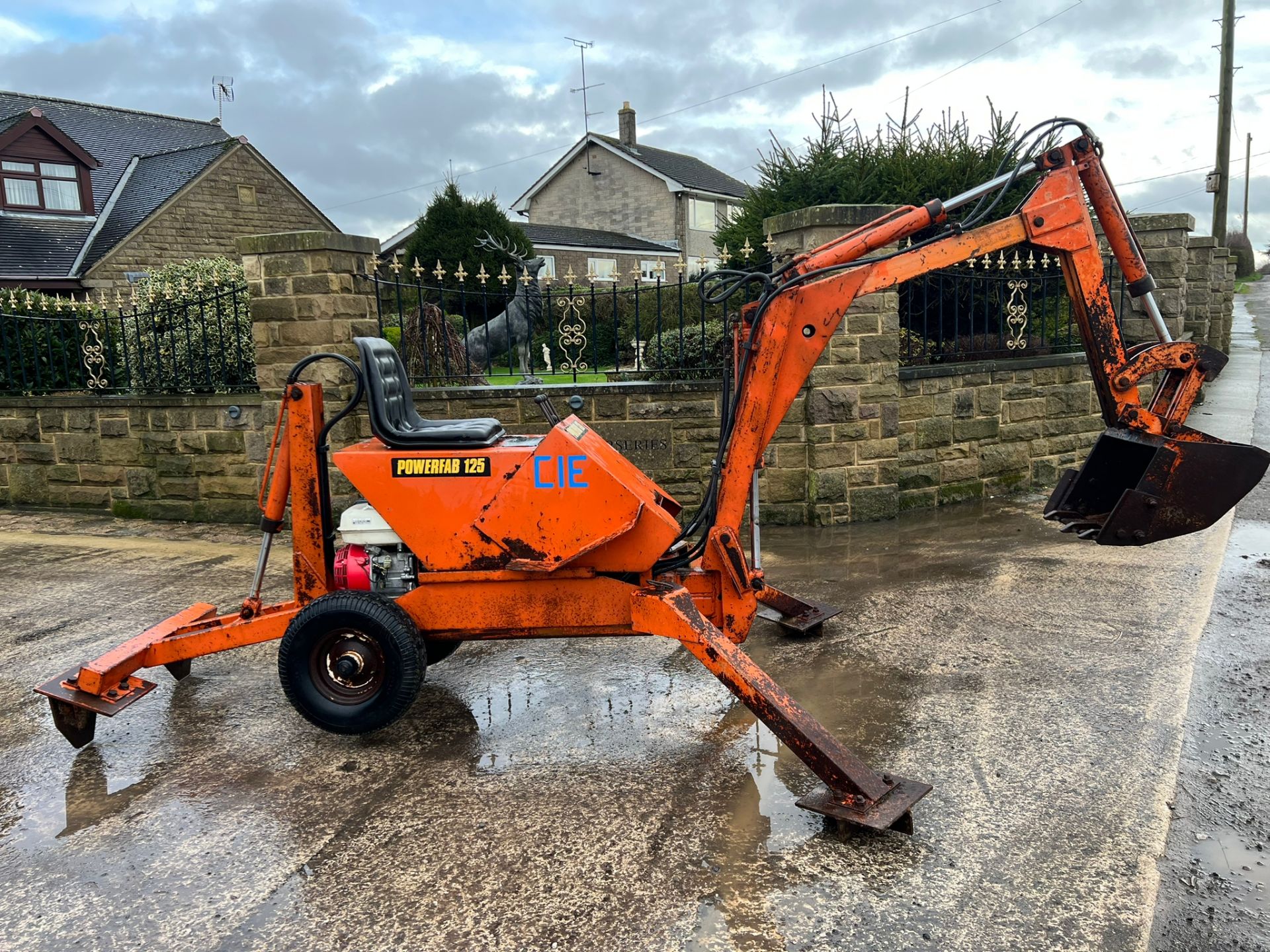 POWERFAB 125 MINI DIGGER WITH TRAILER *PLUS VAT* - Image 2 of 12