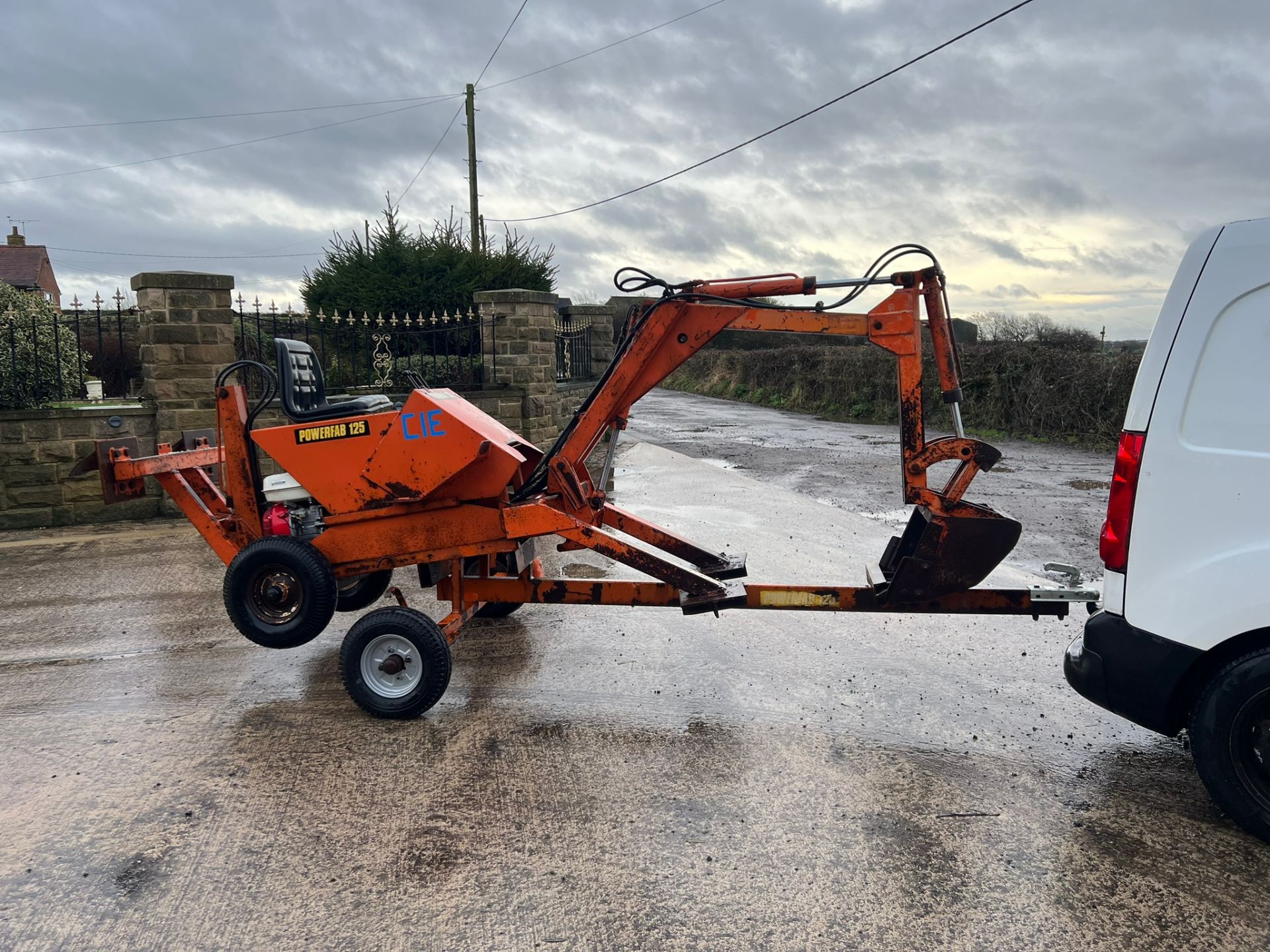 POWERFAB 125 MINI DIGGER WITH TRAILER *PLUS VAT* - Image 5 of 12