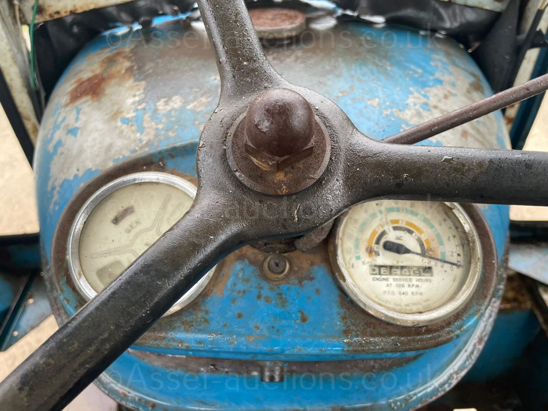 FORDSON SUPER MAJOR VINTAGE TRACTOR, RUNS AND DRIVES, SHOWING 694 HOURS *PLUS VAT* - Image 11 of 13