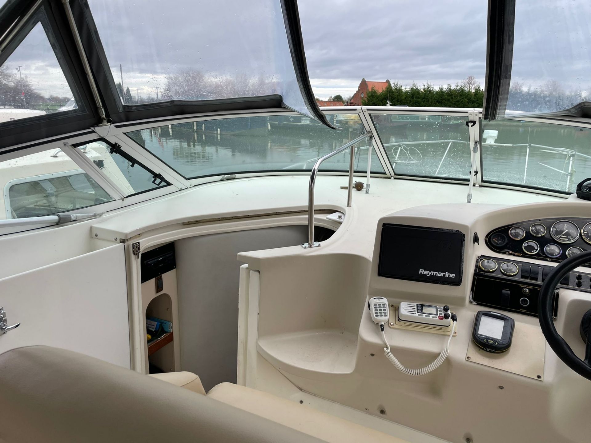 2000 CRUISER YACHTS EXPRESS 3075 *NO VAT* - Image 27 of 35