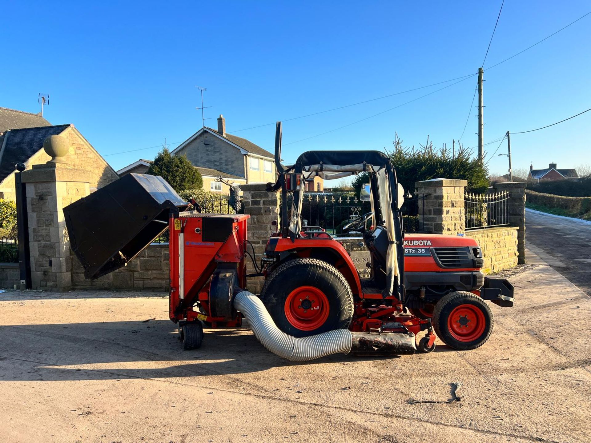 Kubota STA-35 35HP 4WD Compact Tractor With Underslung Deck And Rear Collector *PLUS VAT* - Image 5 of 25