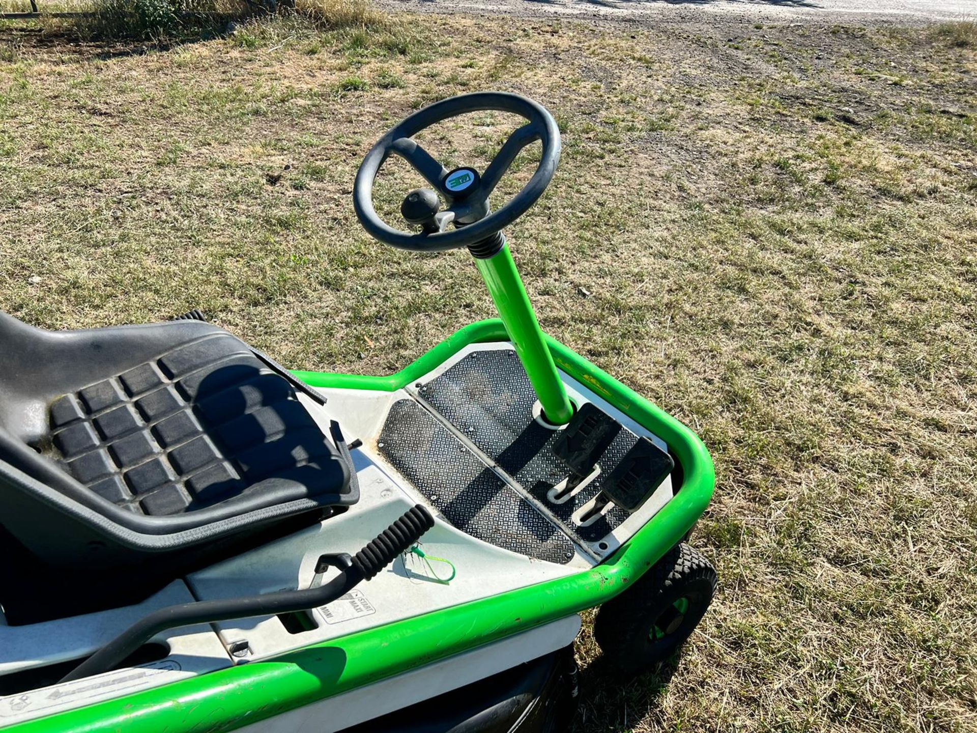 Etesia MKHE Hydro Ride On Mower *PLUS VAT* - Image 5 of 9