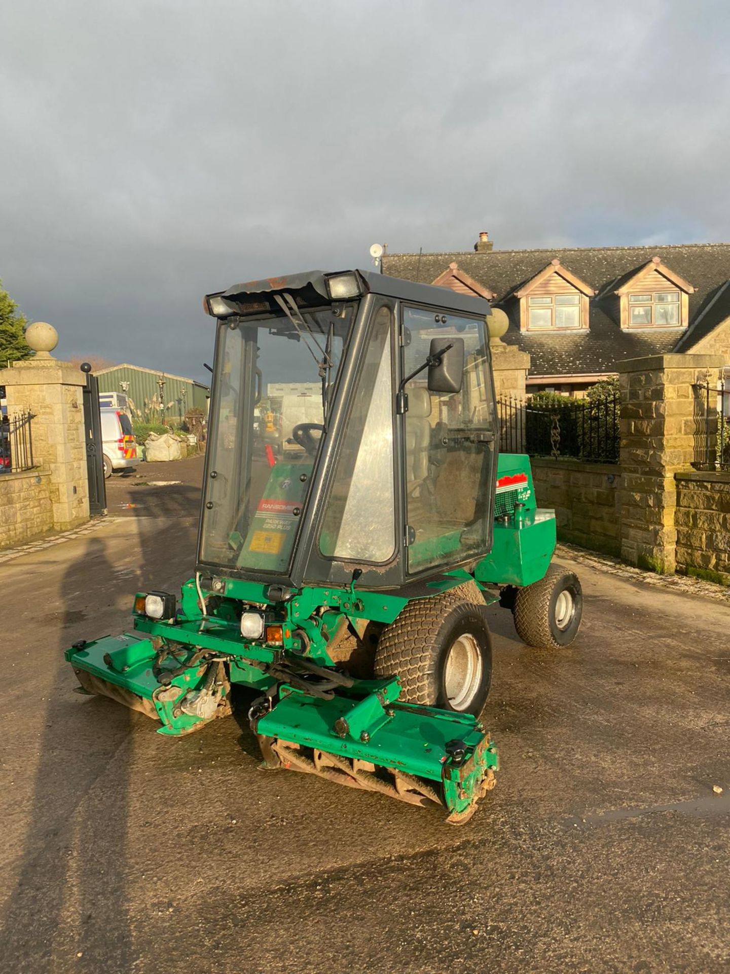 RANSOMES PARKWAY 2250 PLUS RIDE ON LAWN MOWER *PLUS VAT* - Image 2 of 7