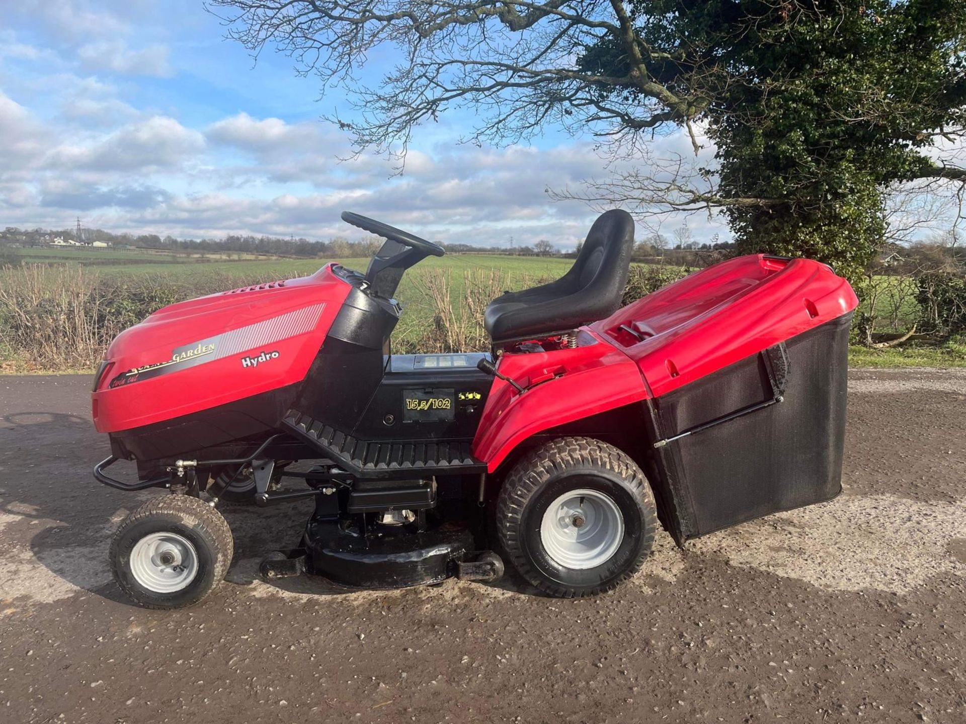 CASTELGARDEN TWIN CUT RIDE ON LAWN MOWER *PLUS VAT* - Image 4 of 12