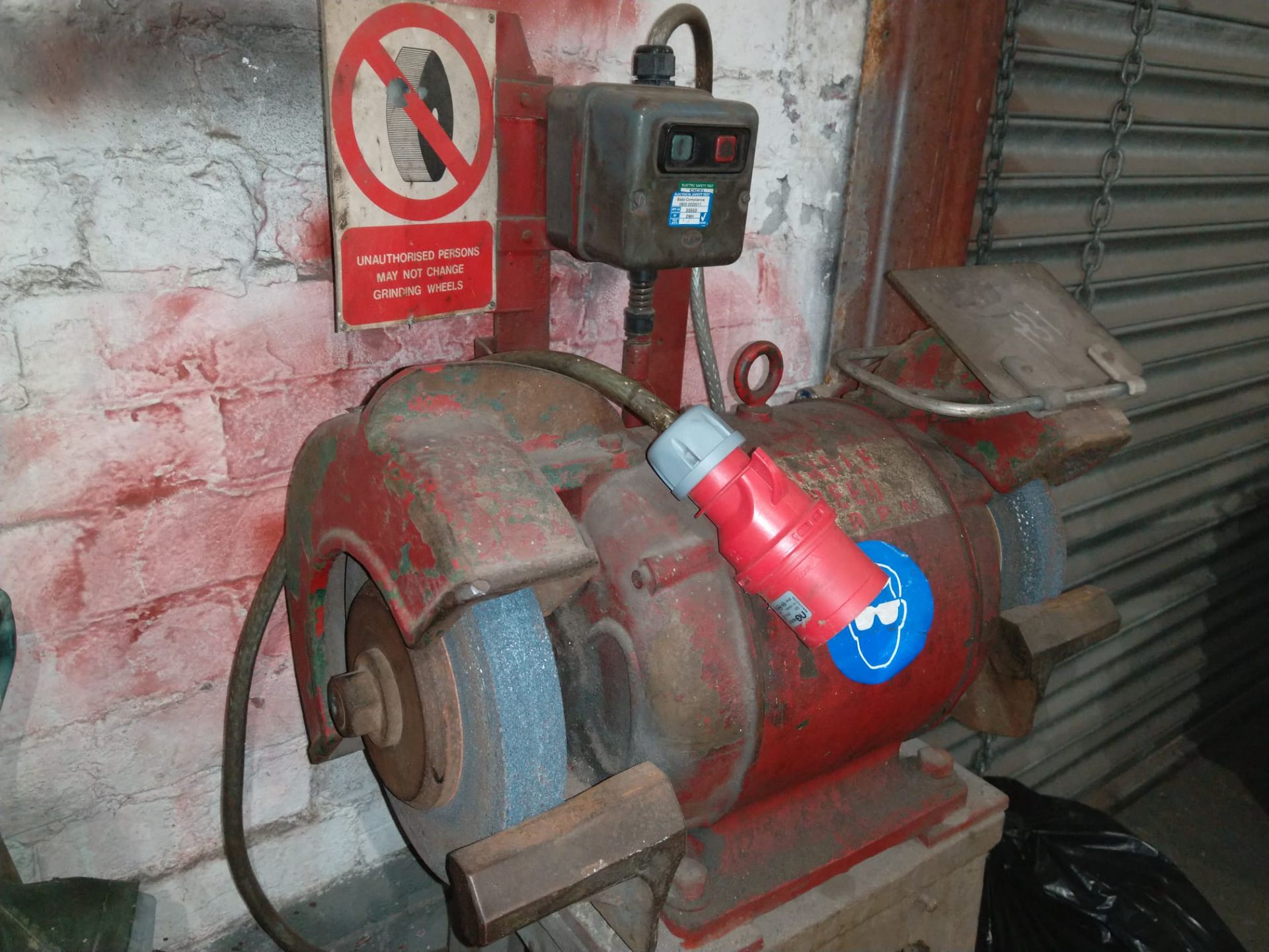 Heavy duty industrial offhand grinder, three phase *NO VAT* - Image 3 of 3