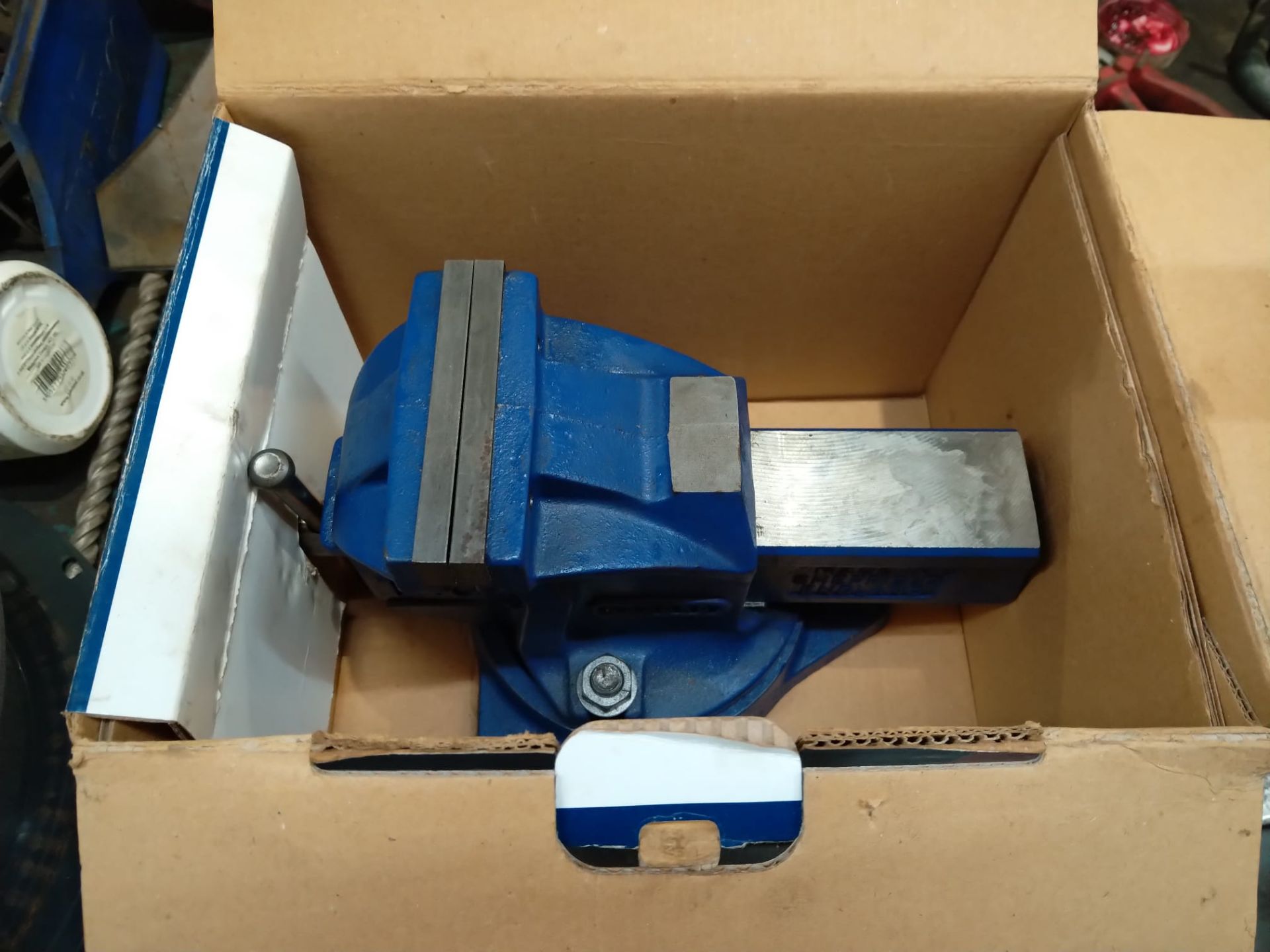 Record 4inch (100mm) swivel base vice. New, unused and still in original box *NO VAT* - Image 2 of 2