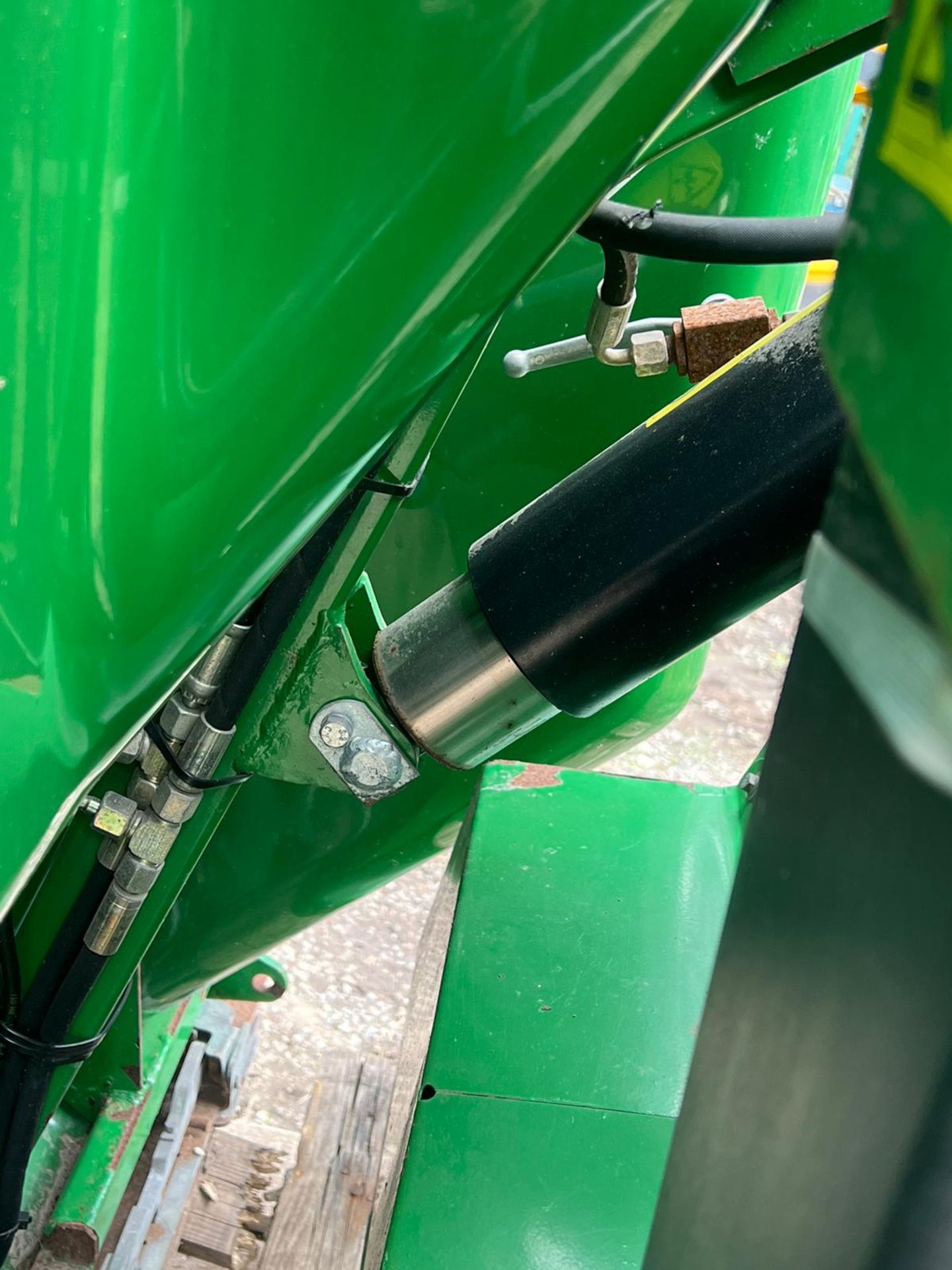 JOHN DEERE HIGH LIFT MCS580 CLAMSHELL COLLECTOR - COMES WITH FULL PTO *PLUS VAT* - Image 6 of 8