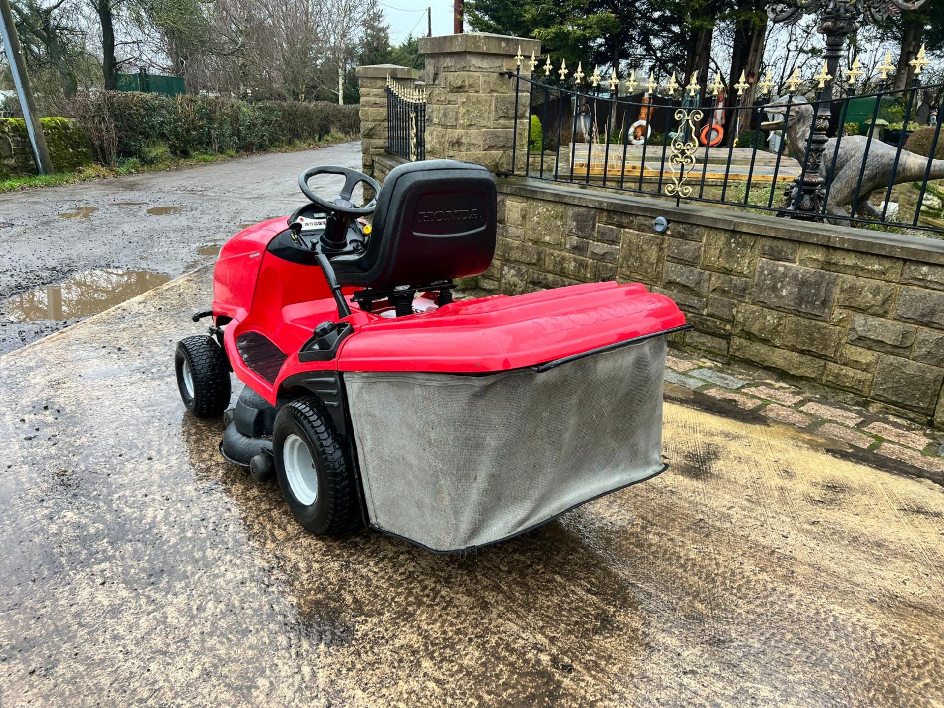 Honda 2417 Ride On Mower *PLUS VAT* - Image 2 of 9