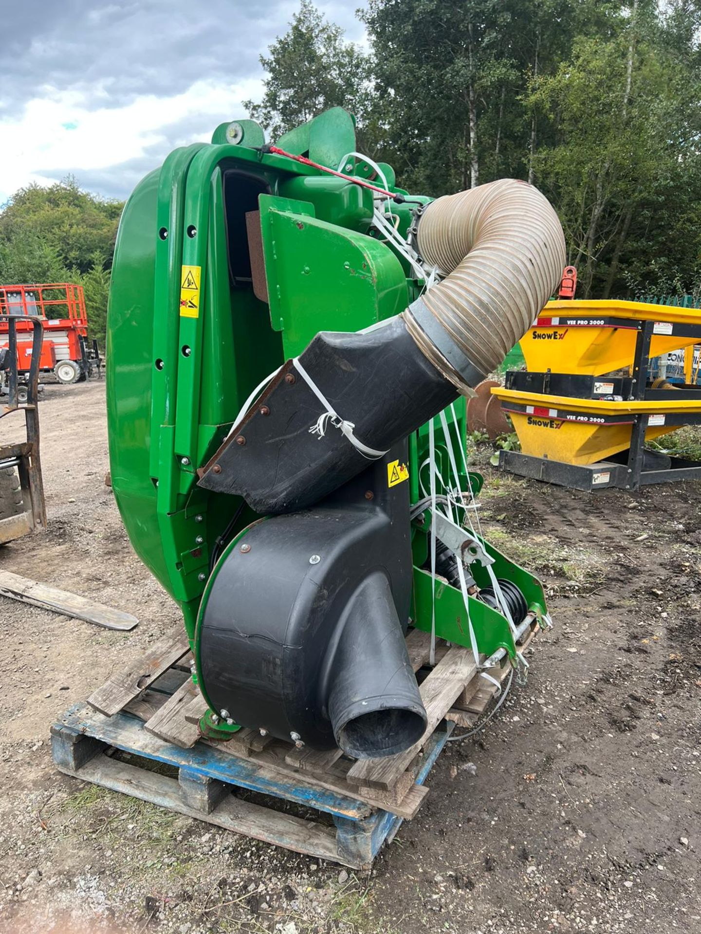 JOHN DEERE HIGH LIFT MCS580 CLAMSHELL COLLECTOR - COMES WITH FULL PTO *PLUS VAT* - Image 4 of 8